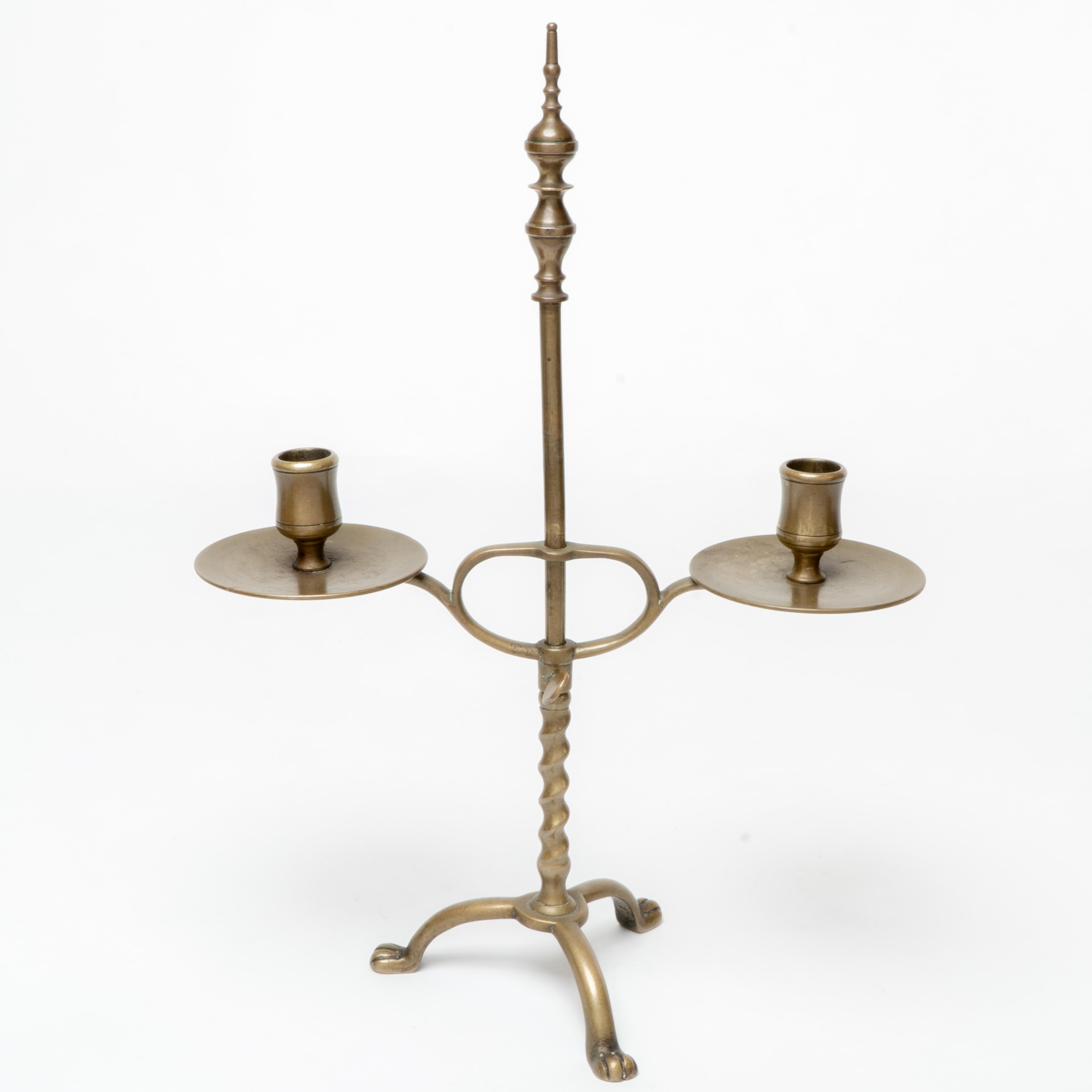 Coppia di candelabri a due rami in ottone di Arts and Crafts con altezza regolabile in vendita 2