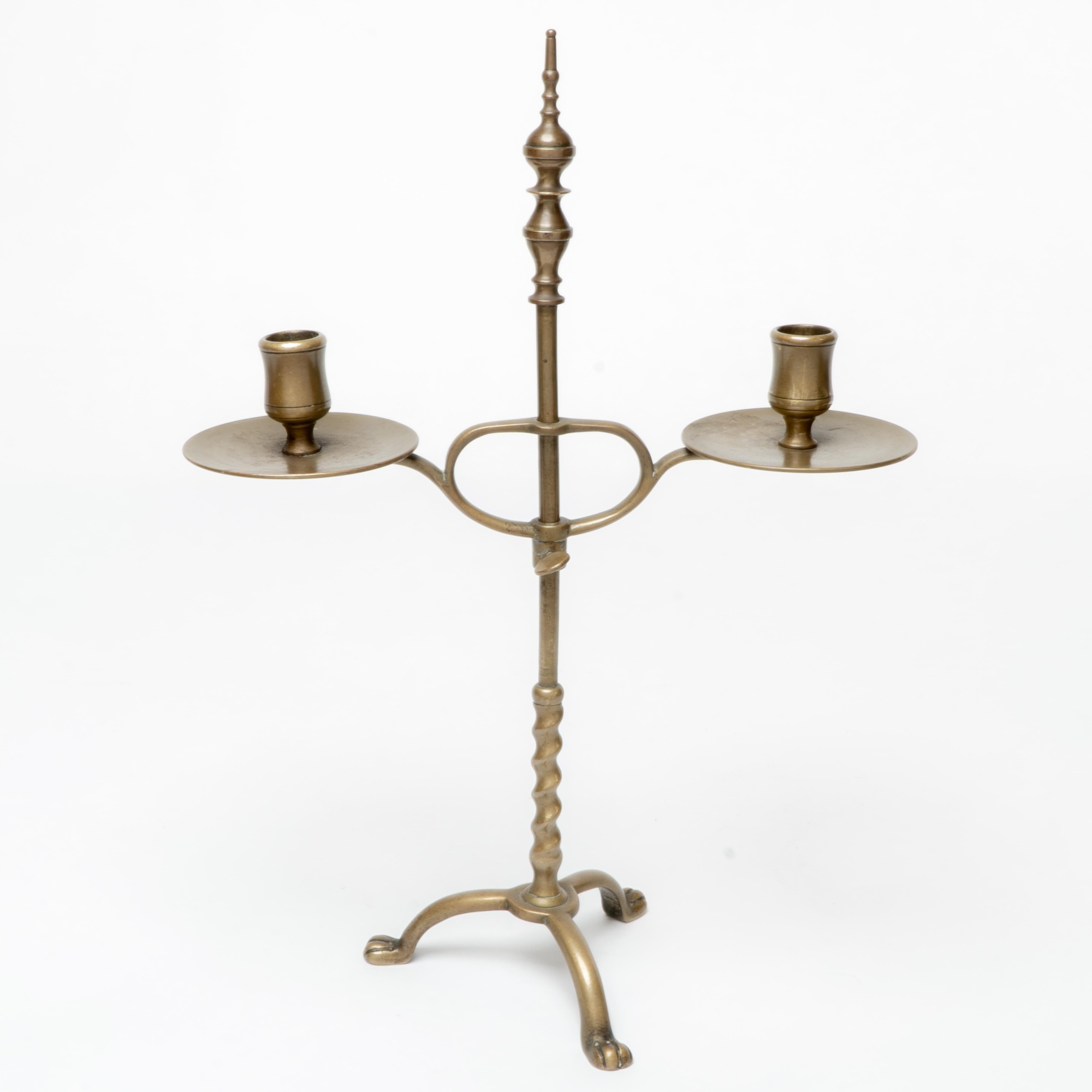 Coppia di candelabri a due rami in ottone di Arts and Crafts con altezza regolabile in vendita 3