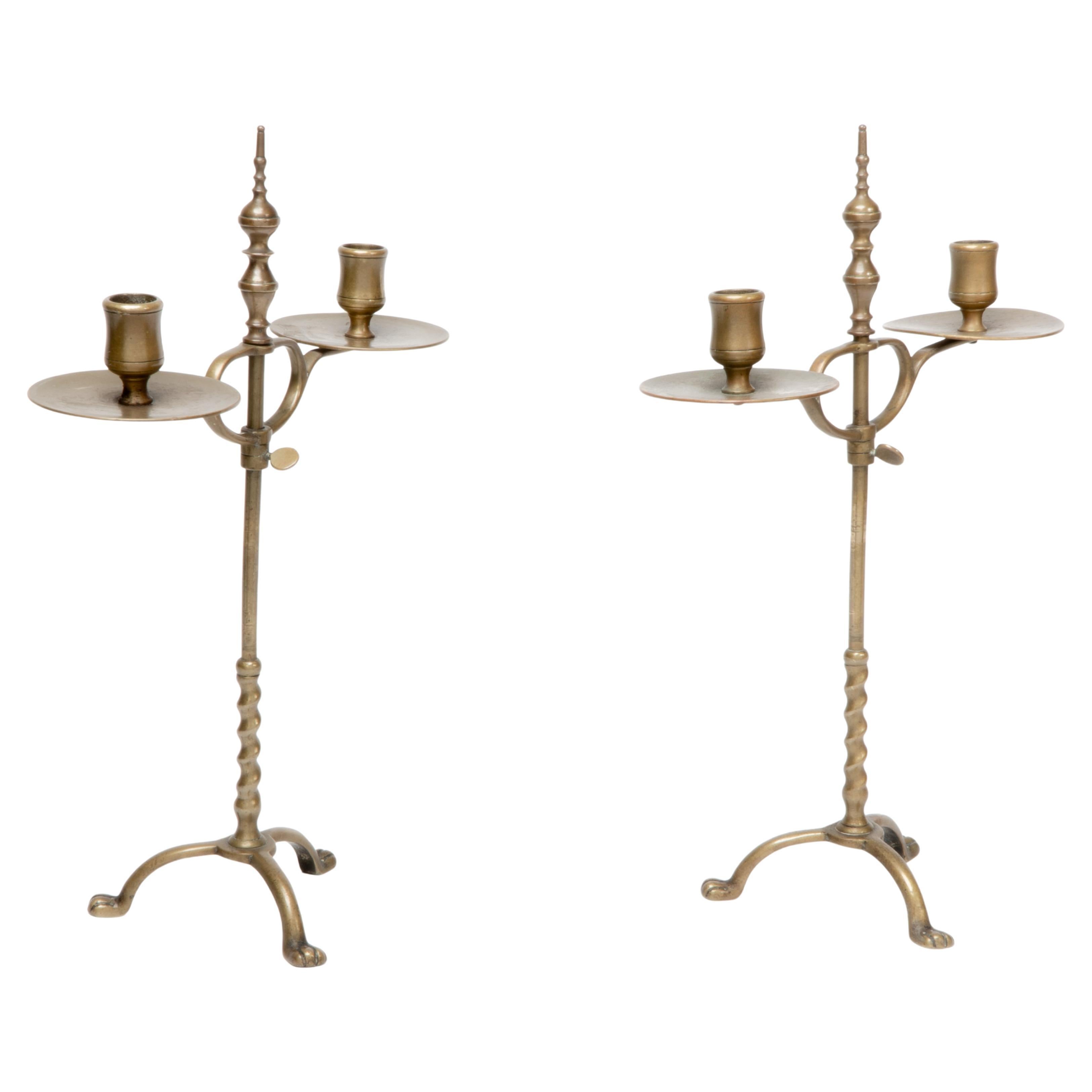 Paire de candélabres à deux branches en laiton de style Arts and Crafts, à hauteur réglable