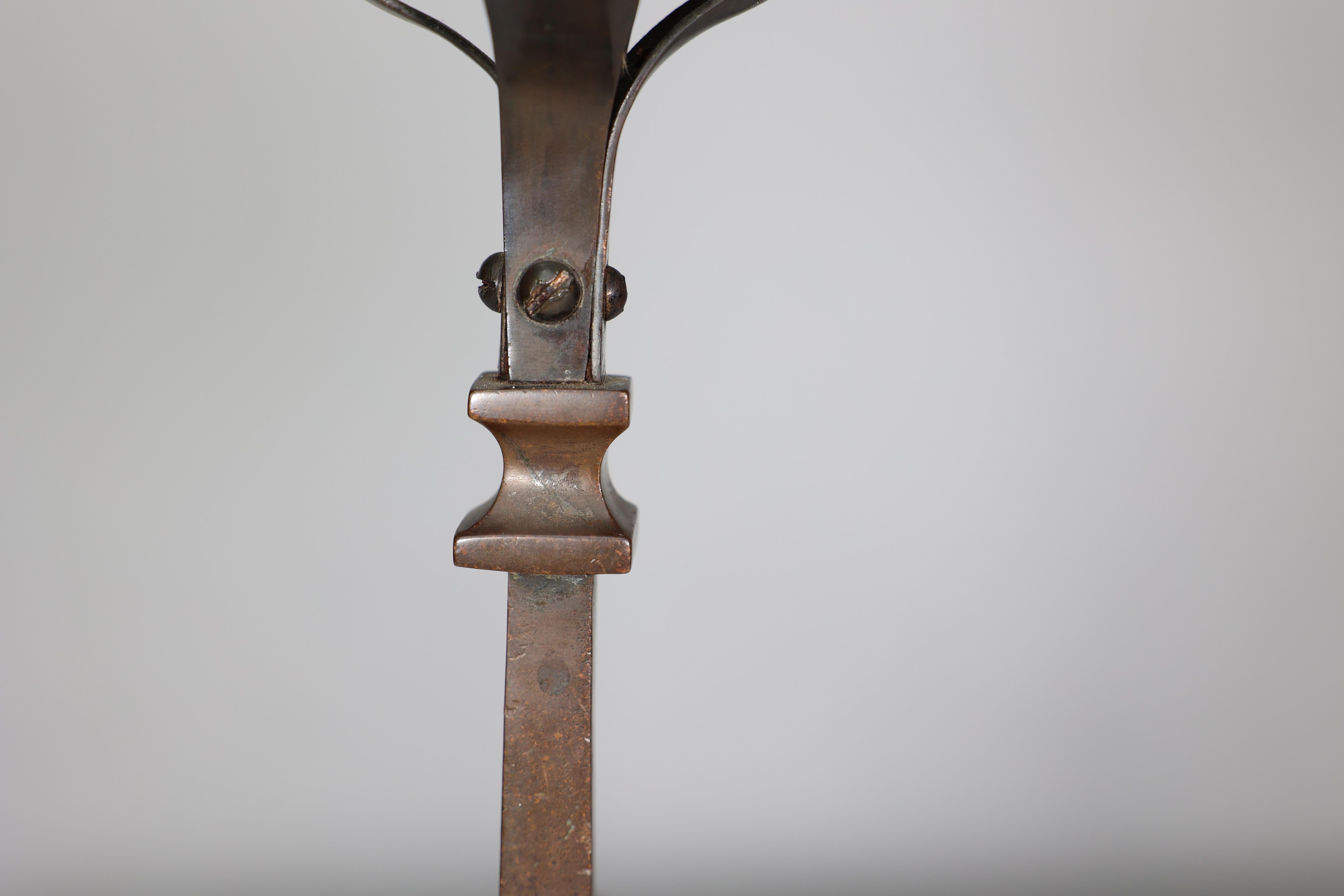 Coppia di cani da tiro in rame e bronzo di Arts and Crafts con terminali a piramide in vendita 9