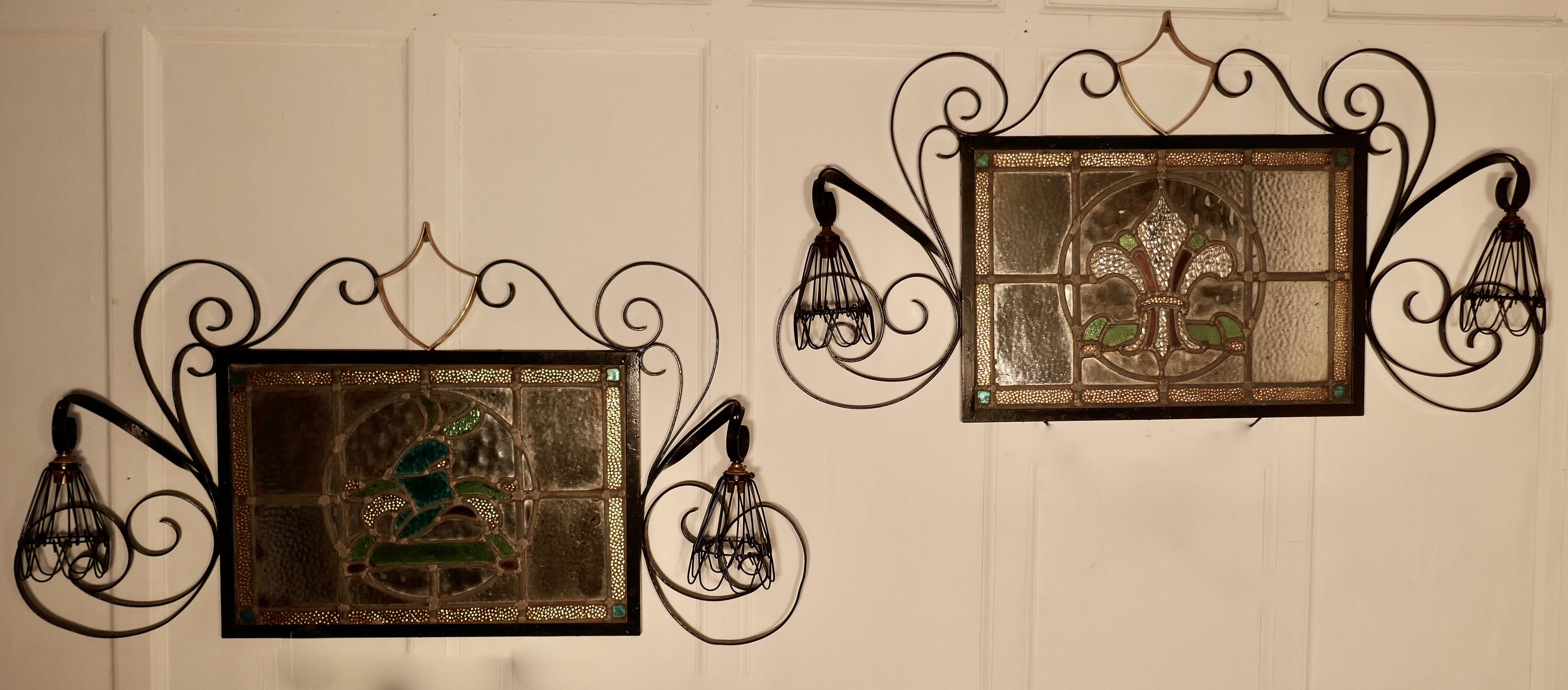 20ième siècle Paire de lampes de miroir en verre teinté gothique Arts & Crafts en vente