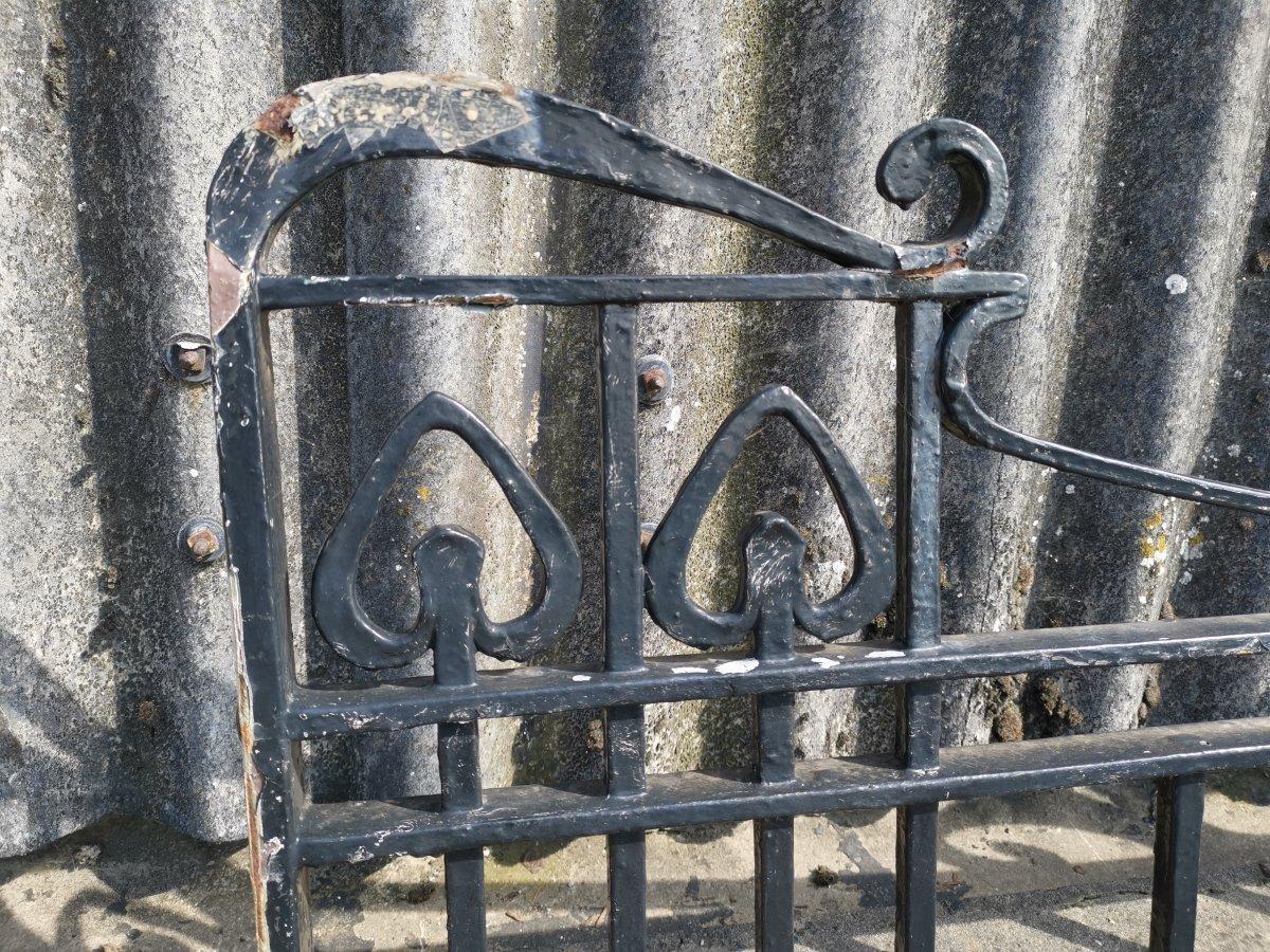 Pair of Arts & Crafts Hand Forged Iron Gates with Sweeping Top Rails In Good Condition In London, GB
