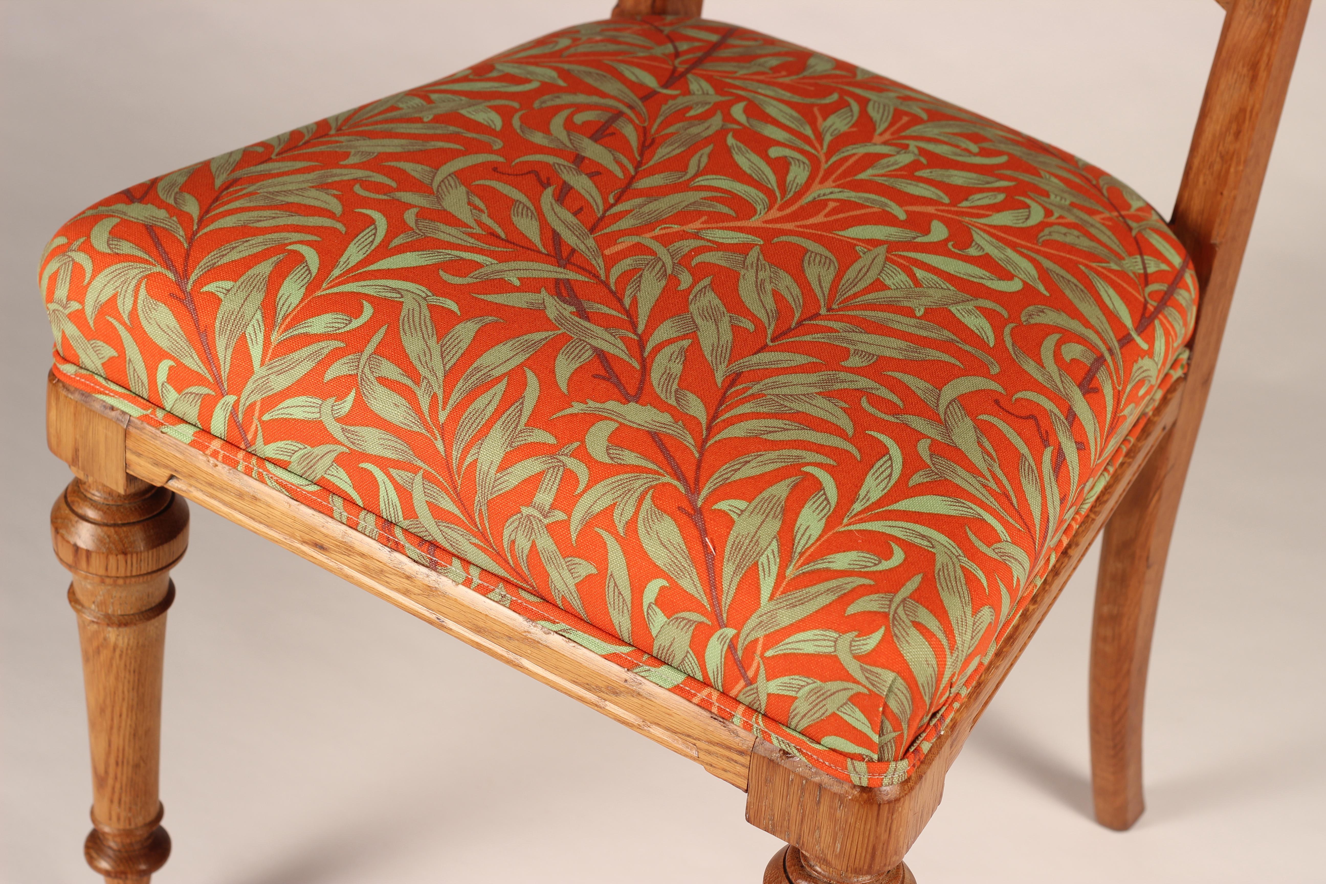 Paire de chaises Arts & Crafts à dossier en chêne percé et tissu de Morris & Co en vente 2