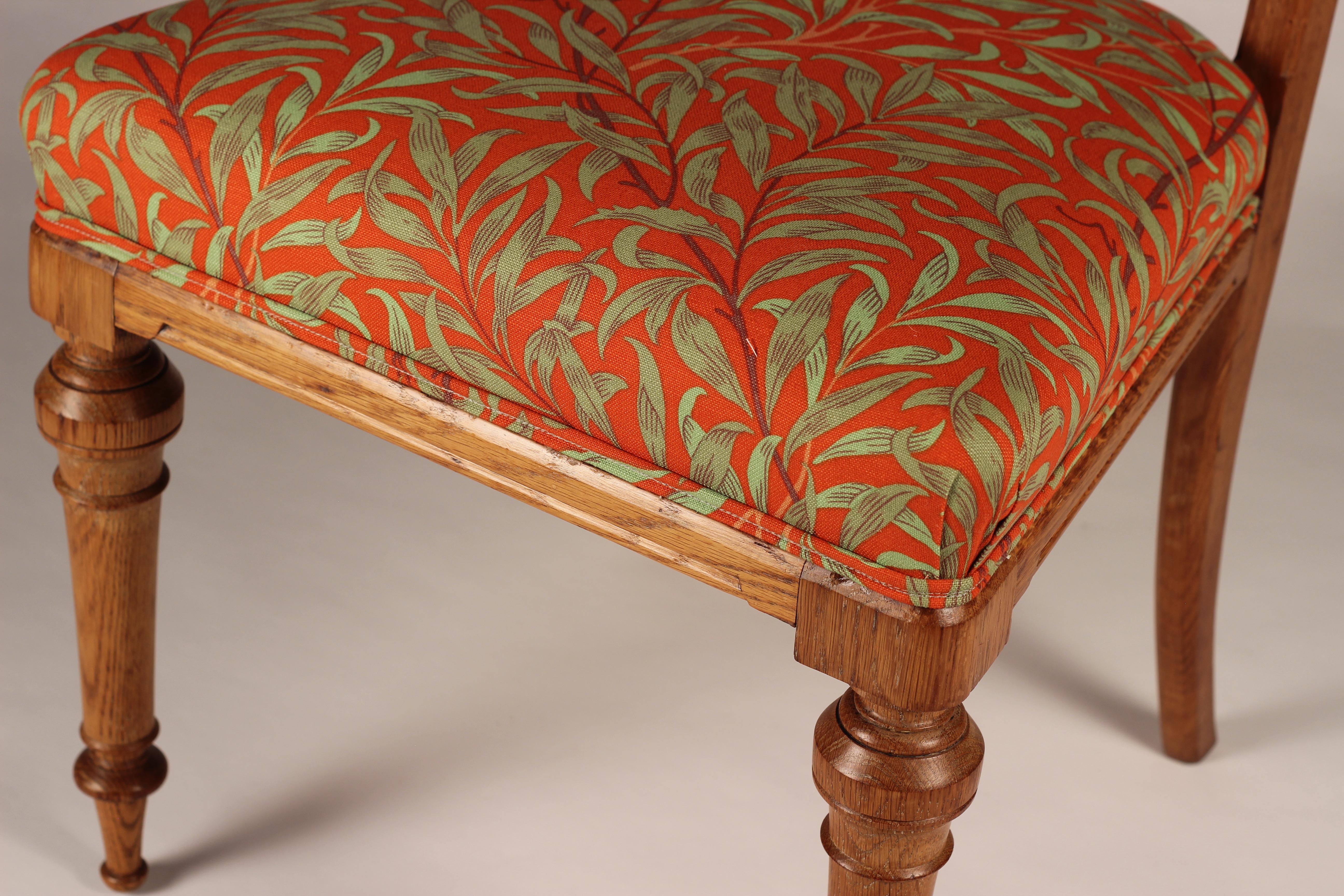Paire de chaises Arts & Crafts à dossier en chêne percé et tissu de Morris & Co en vente 3