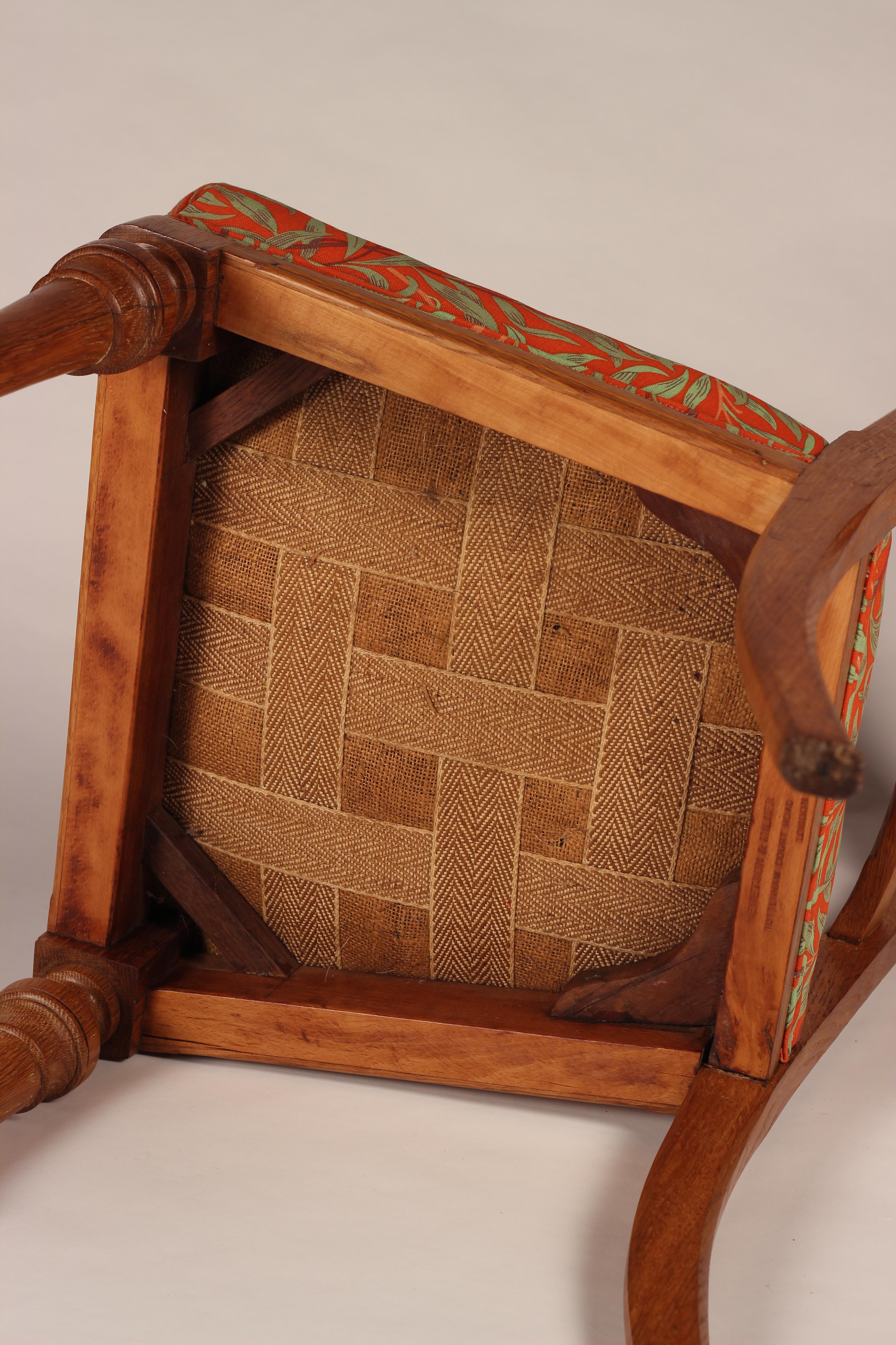 Paire de chaises Arts & Crafts à dossier en chêne percé et tissu de Morris & Co en vente 4