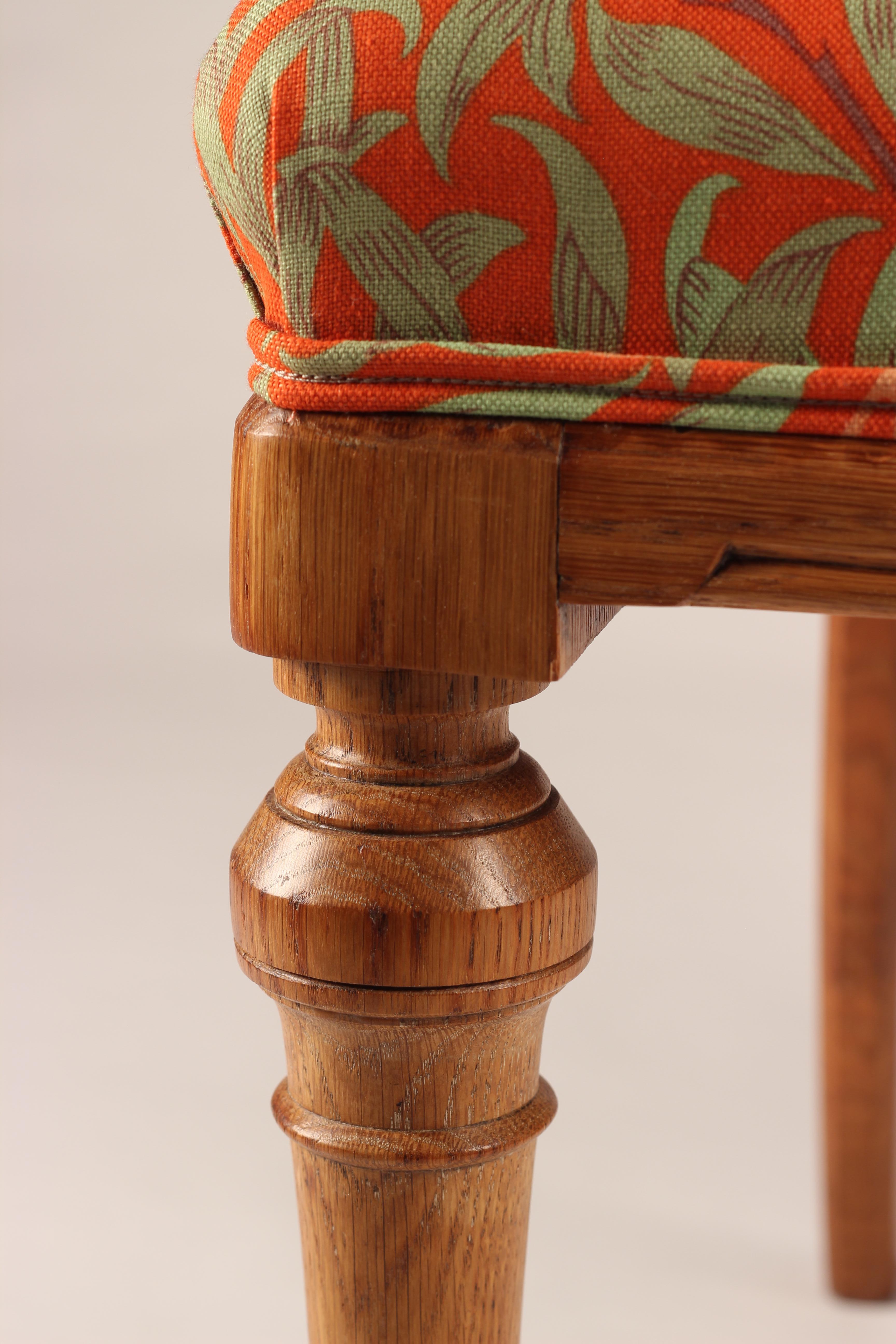 Paar Arts and Crafts-Hallenstühle aus Eichenholz mit durchbrochener Rückenlehne und Stoff von Morris & Co im Angebot 8