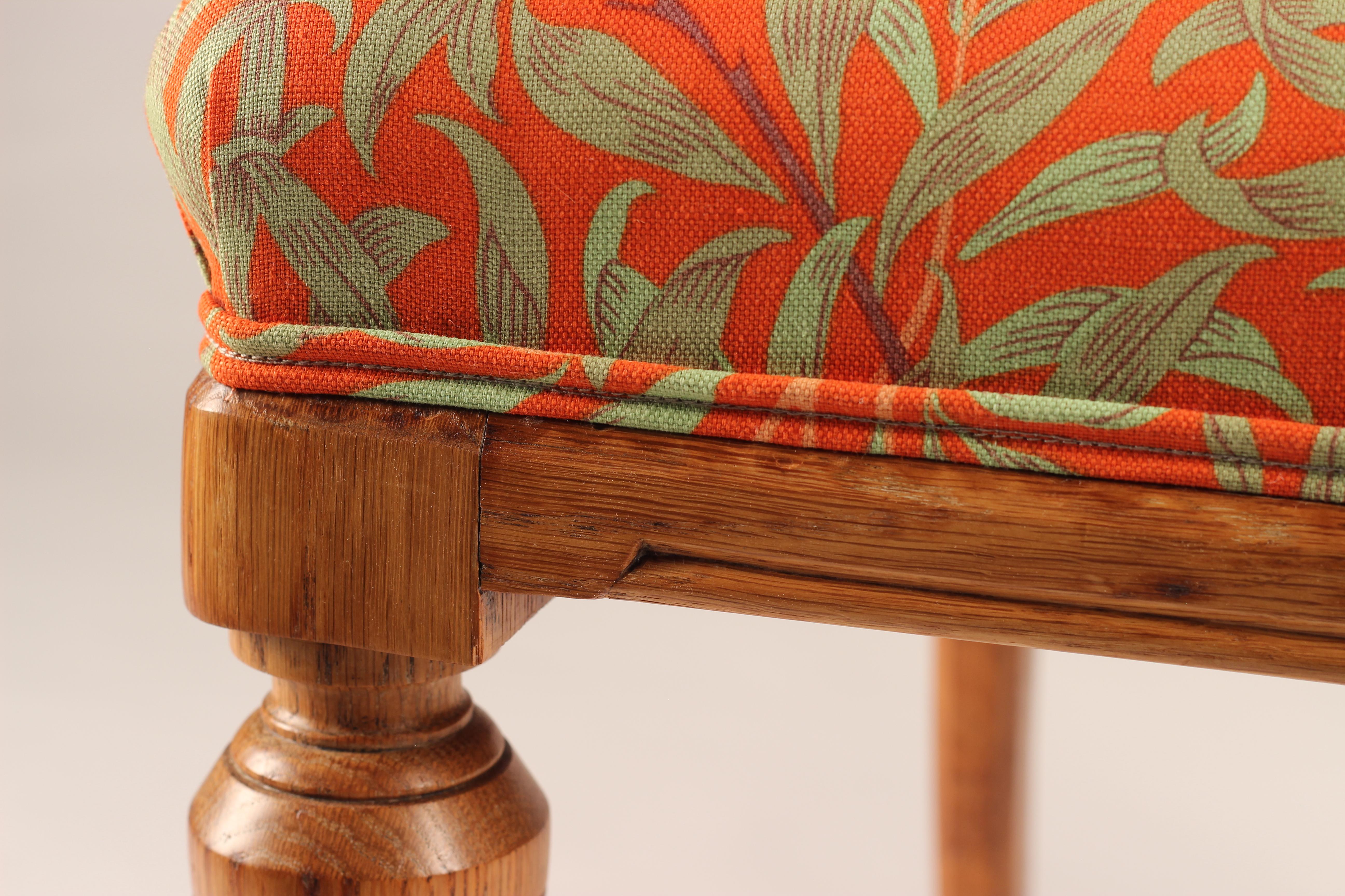 Paire de chaises Arts & Crafts à dossier en chêne percé et tissu de Morris & Co en vente 7