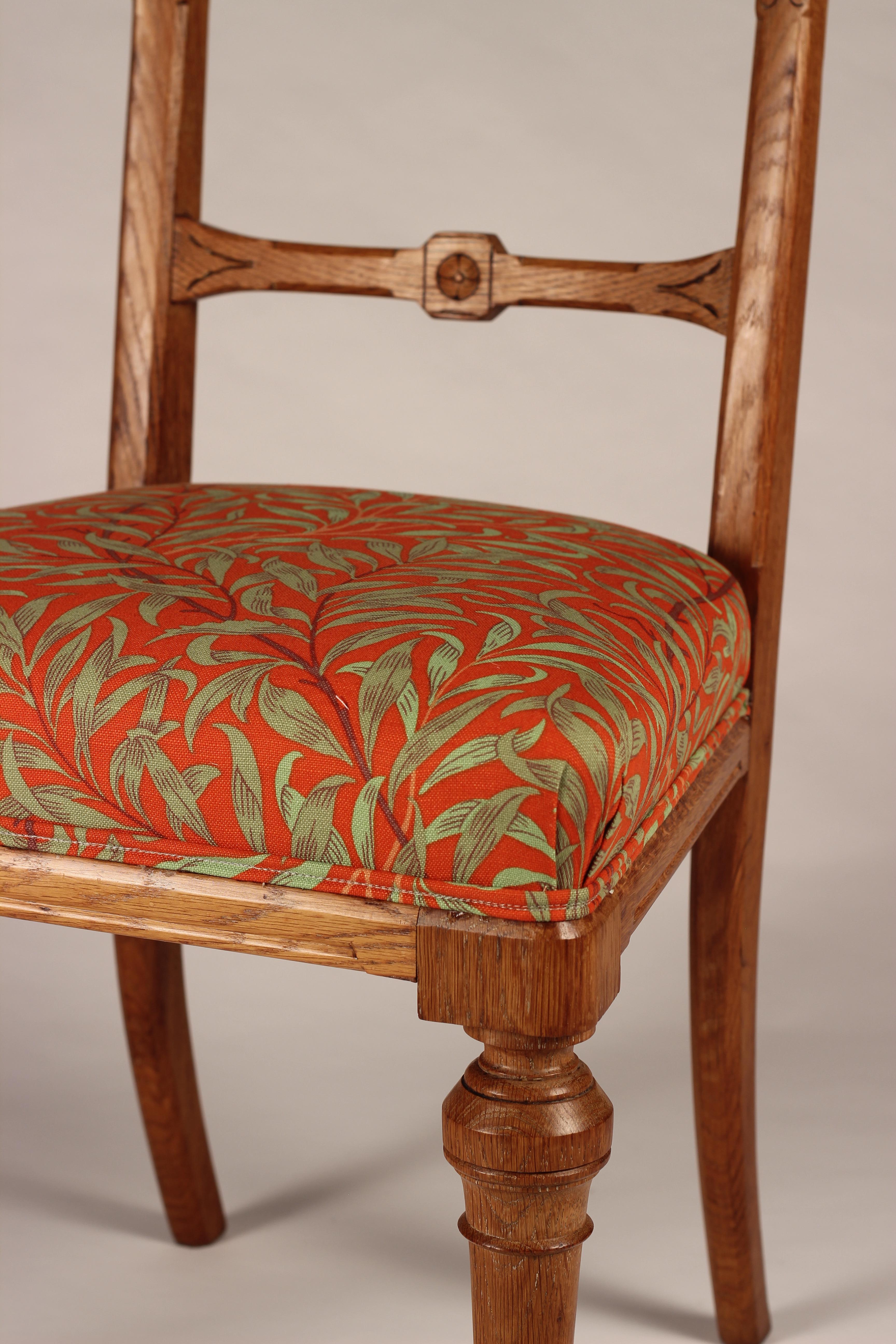 Paire de chaises Arts & Crafts à dossier en chêne percé et tissu de Morris & Co en vente 8