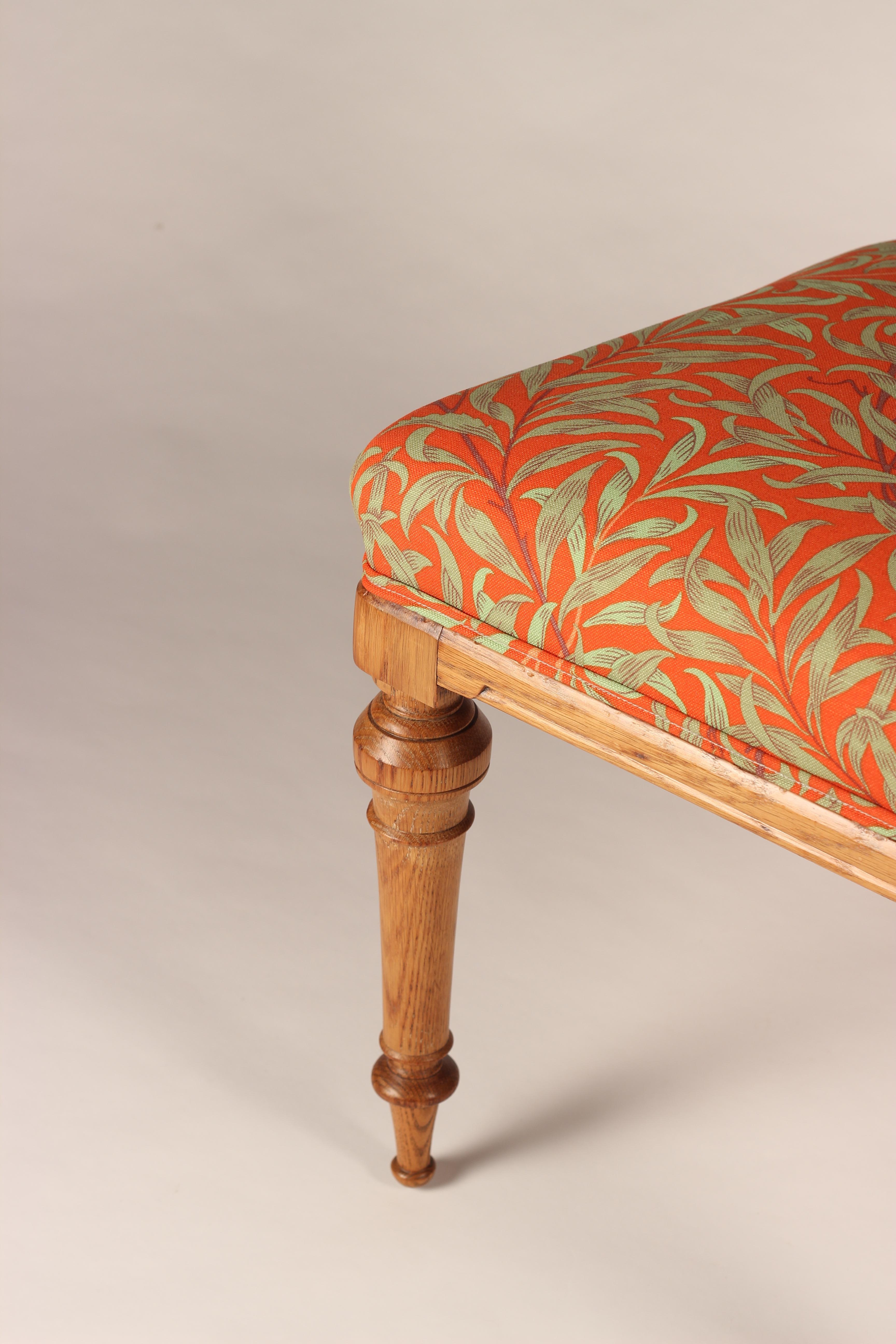 Paire de chaises Arts & Crafts à dossier en chêne percé et tissu de Morris & Co en vente 10