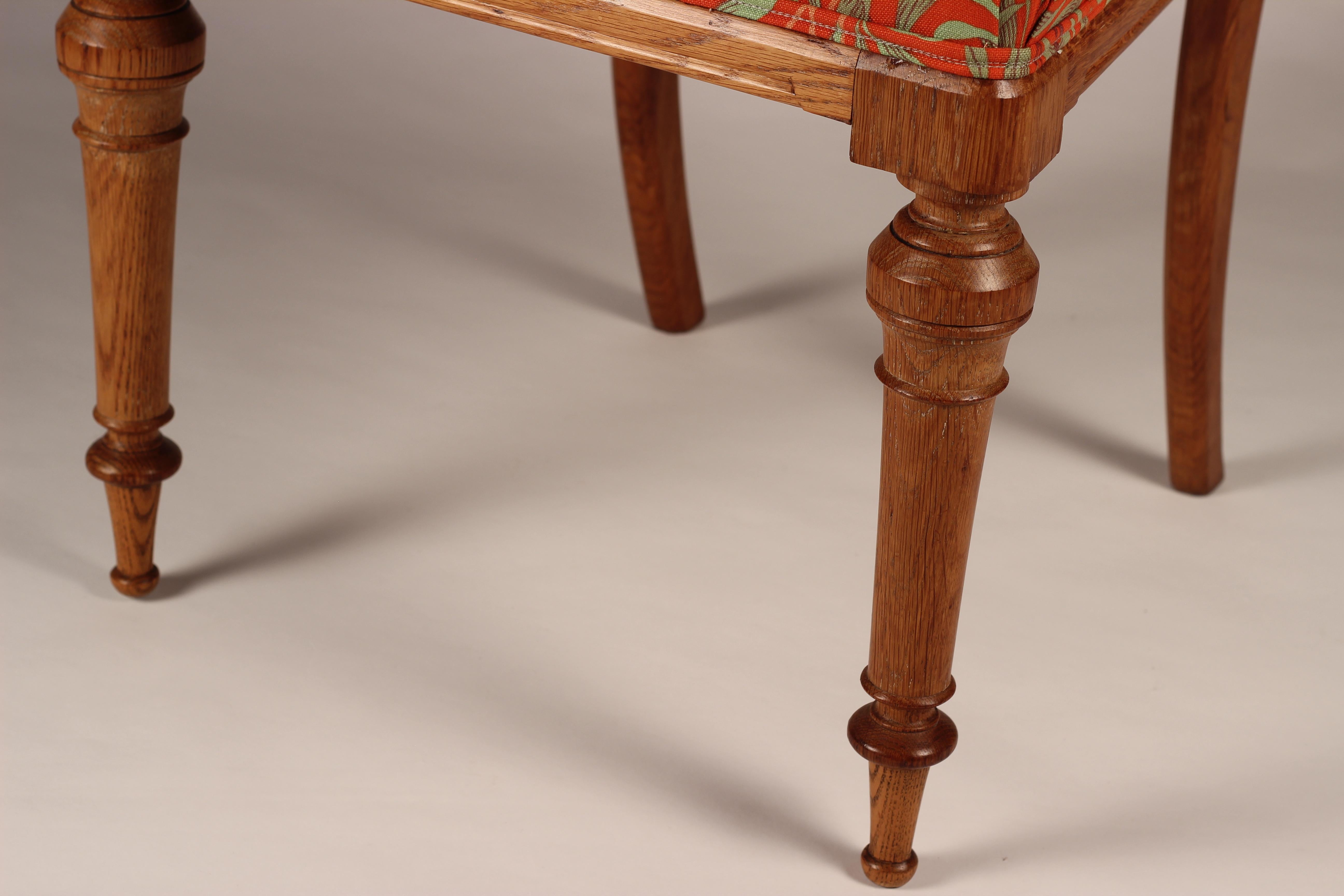 Paar Arts and Crafts-Hallenstühle aus Eichenholz mit durchbrochener Rückenlehne und Stoff von Morris & Co im Angebot 13