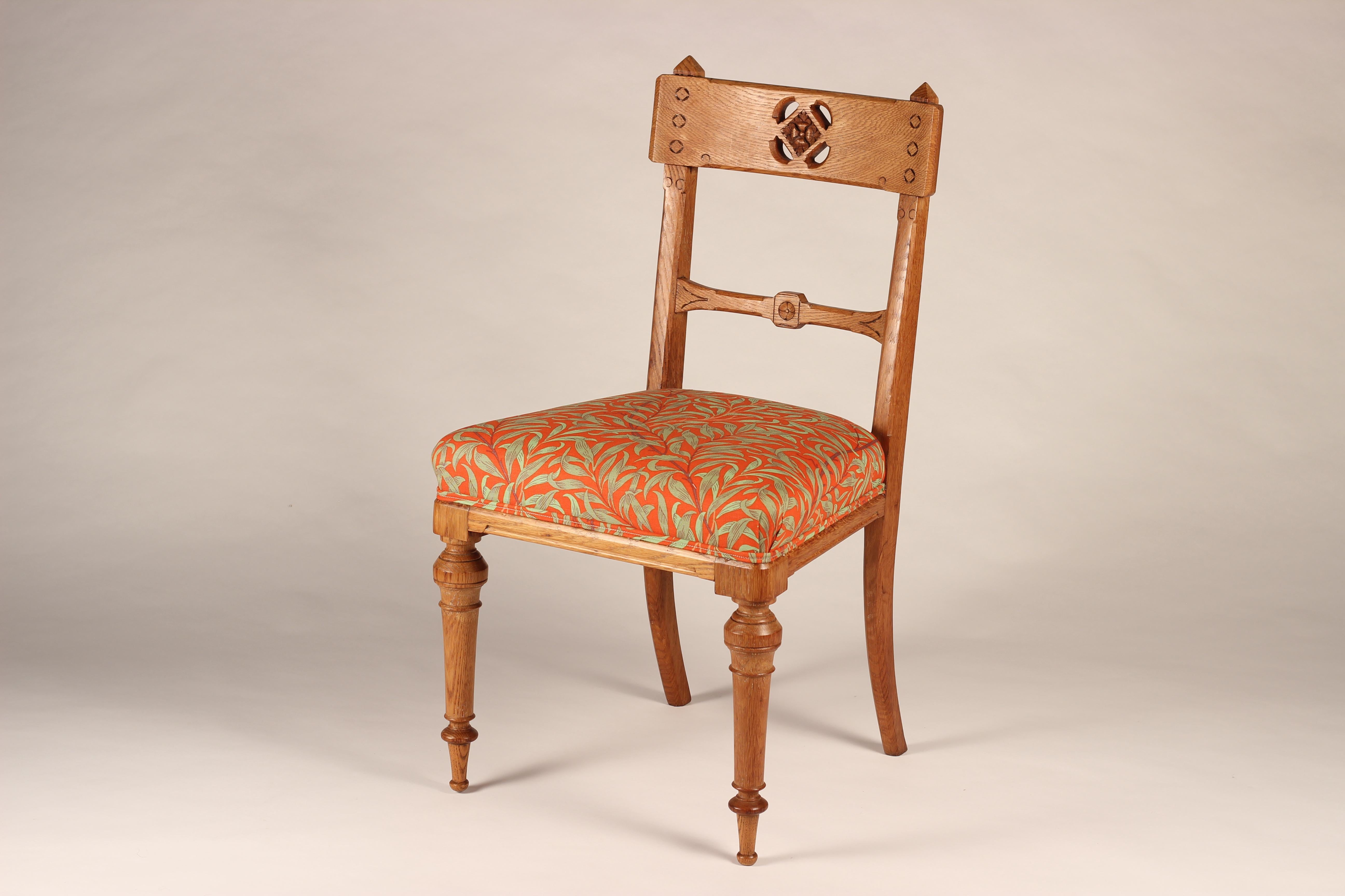 Paire de chaises Arts & Crafts à dossier en chêne percé et tissu de Morris & Co en vente 12