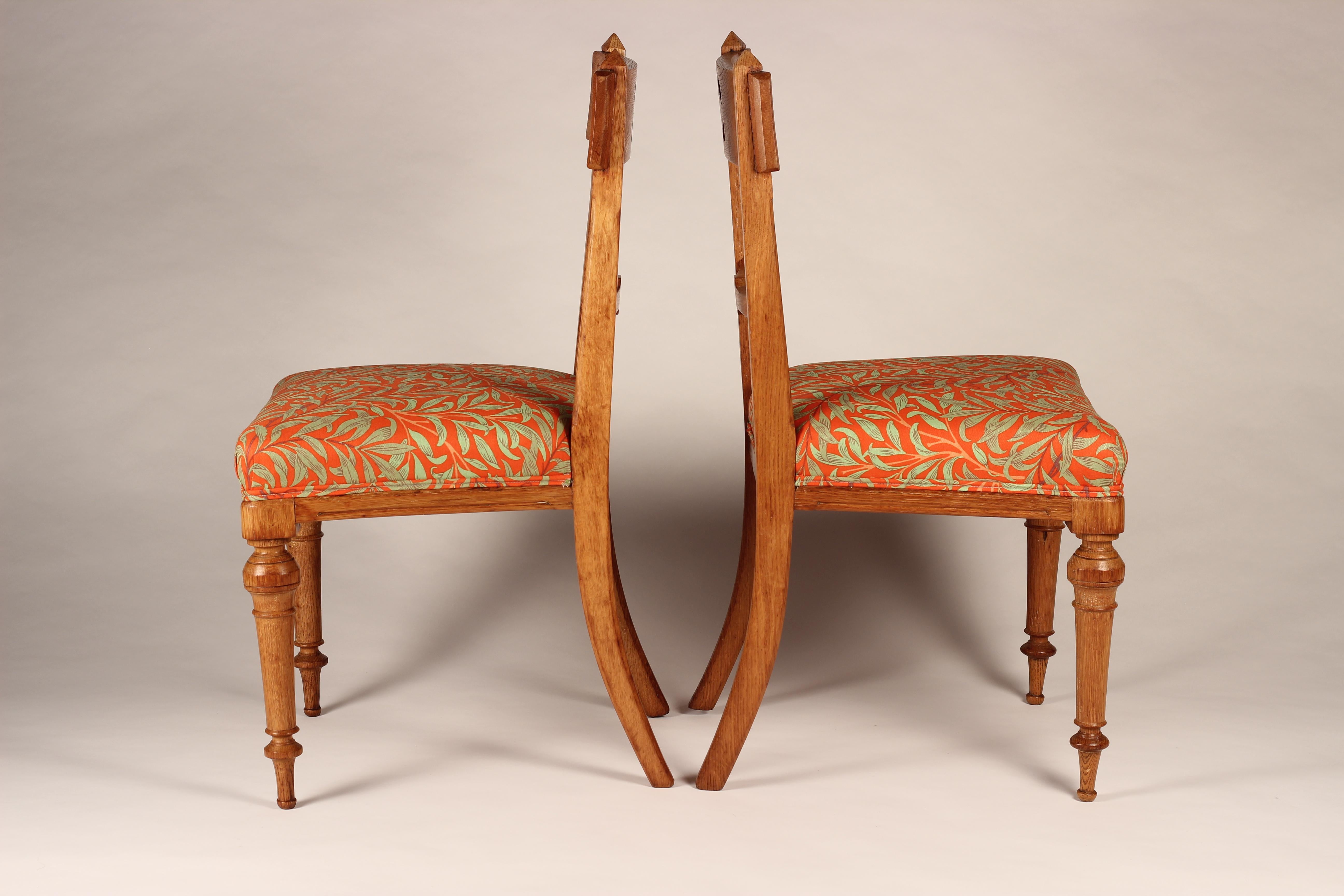 Paar Arts and Crafts-Hallenstühle aus Eichenholz mit durchbrochener Rückenlehne und Stoff von Morris & Co (Englisch) im Angebot