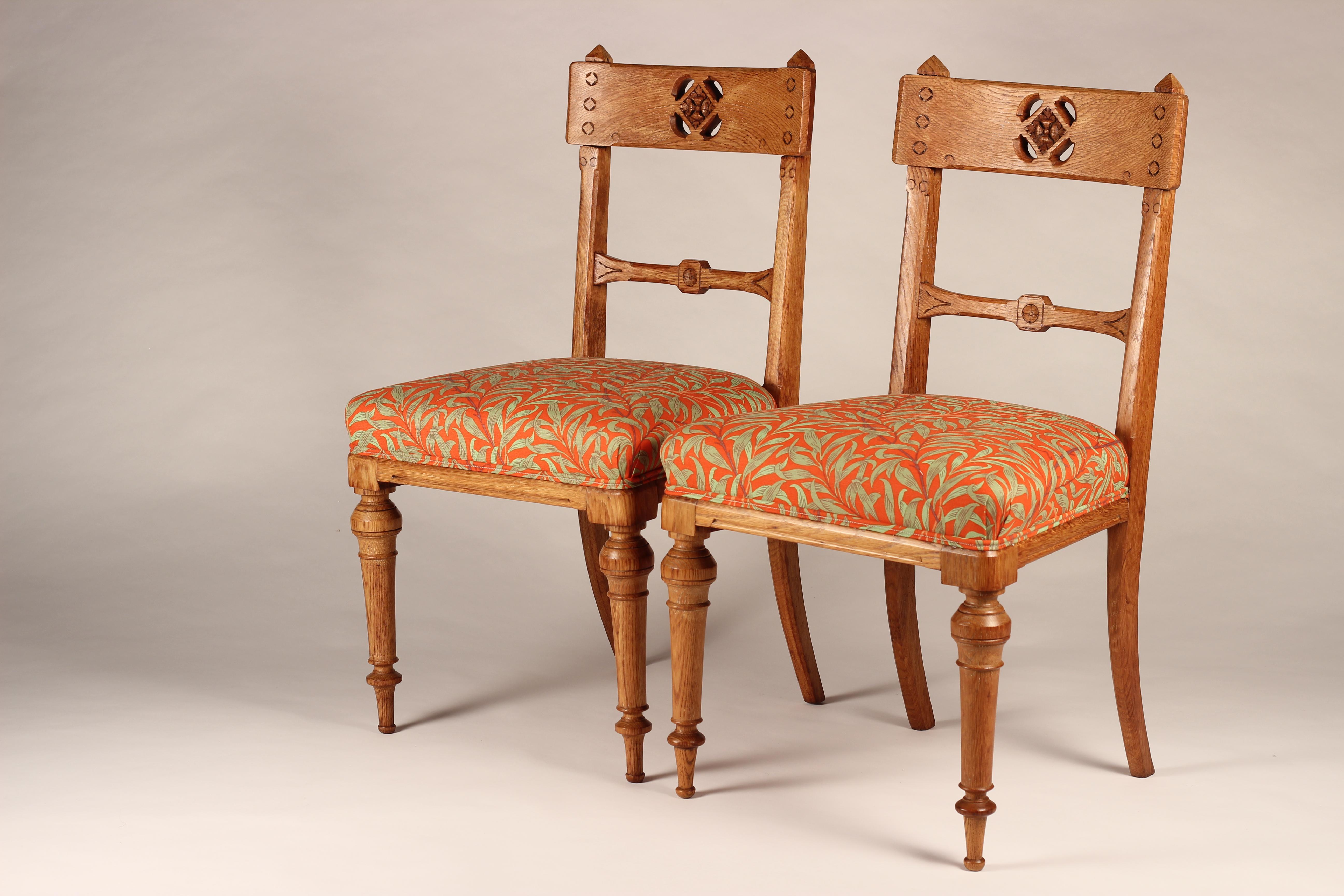 Anglais Paire de chaises Arts & Crafts à dossier en chêne percé et tissu de Morris & Co en vente
