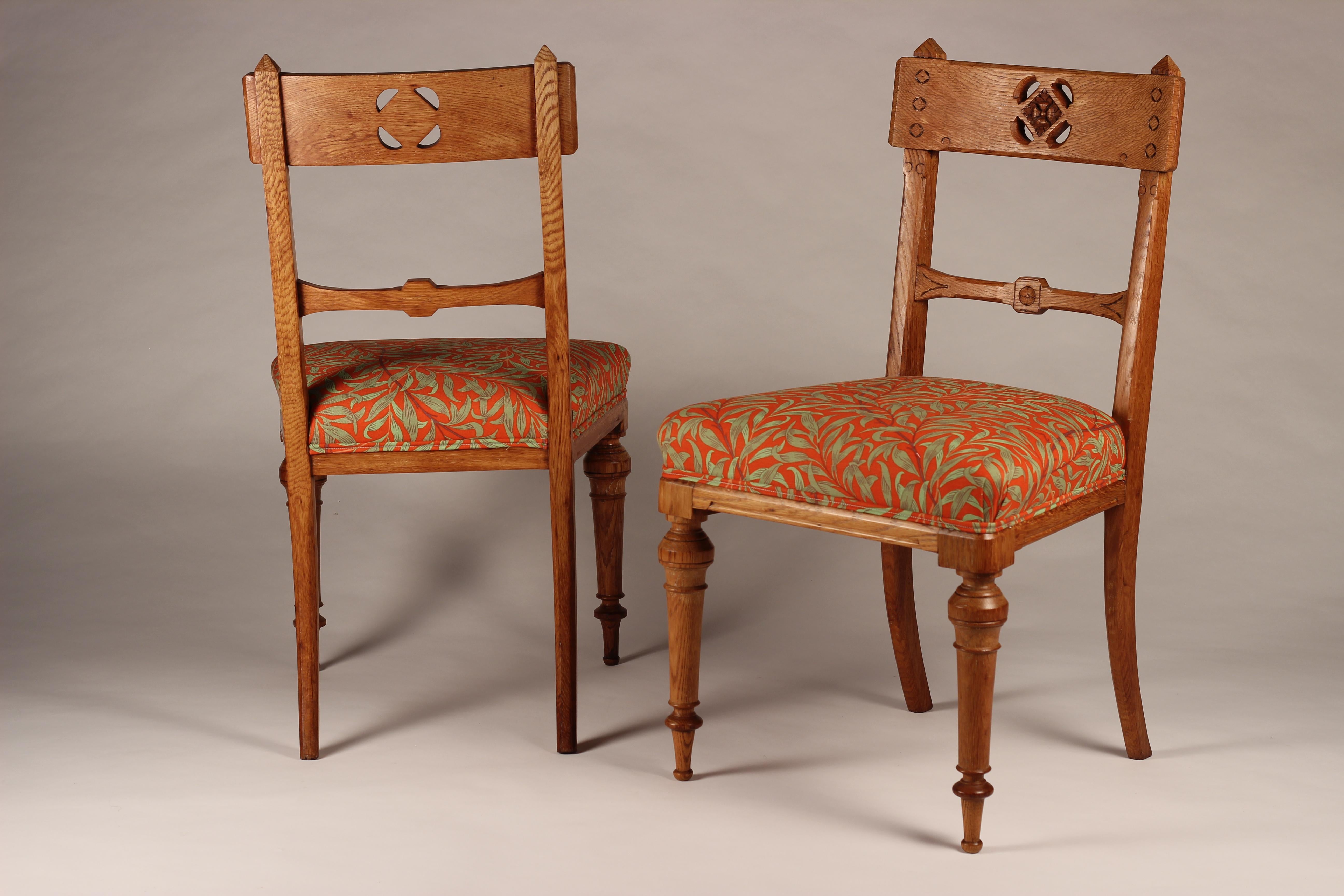 Sculpté Paire de chaises Arts & Crafts à dossier en chêne percé et tissu de Morris & Co en vente