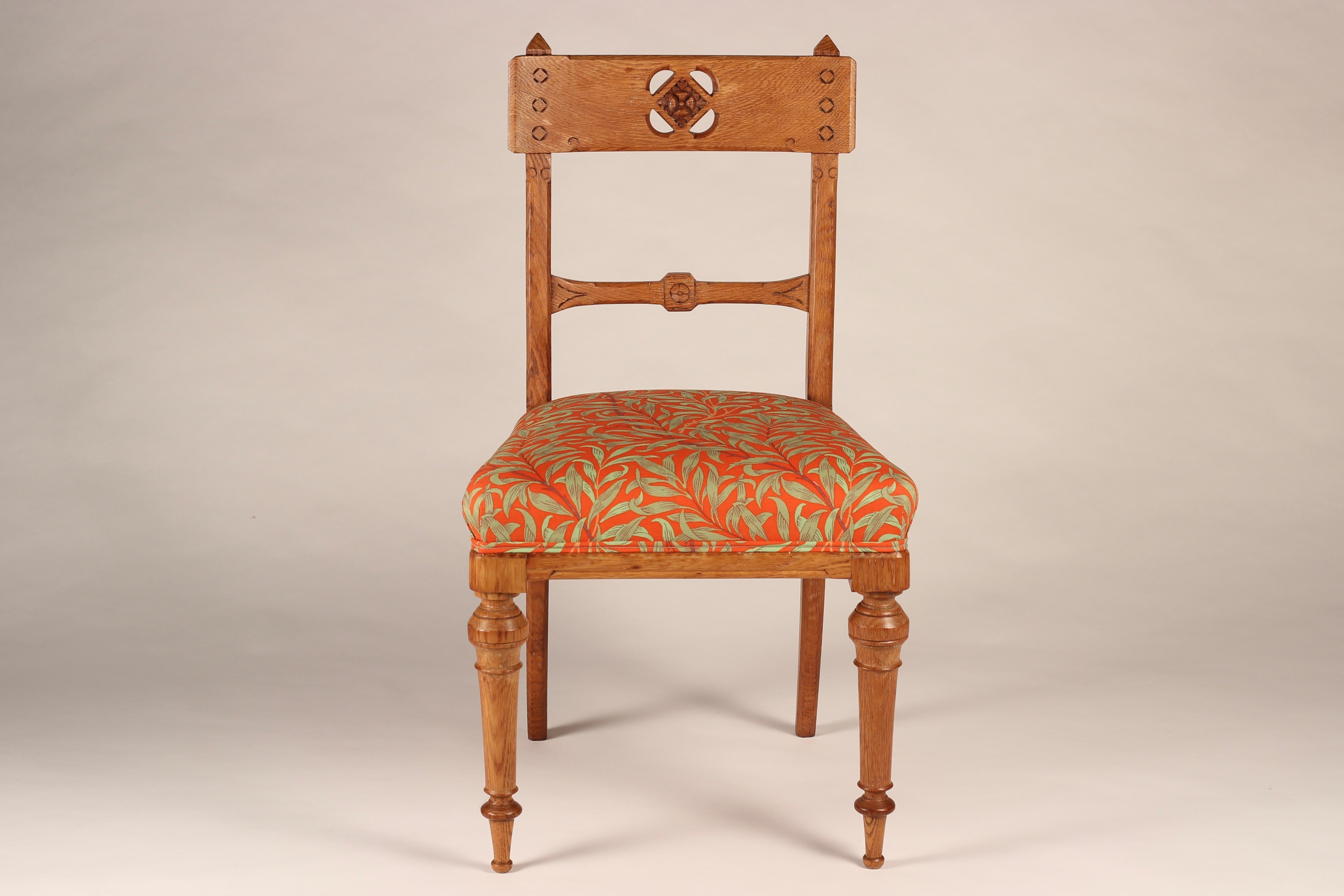 Tissu Paire de chaises Arts & Crafts à dossier en chêne percé et tissu de Morris & Co en vente
