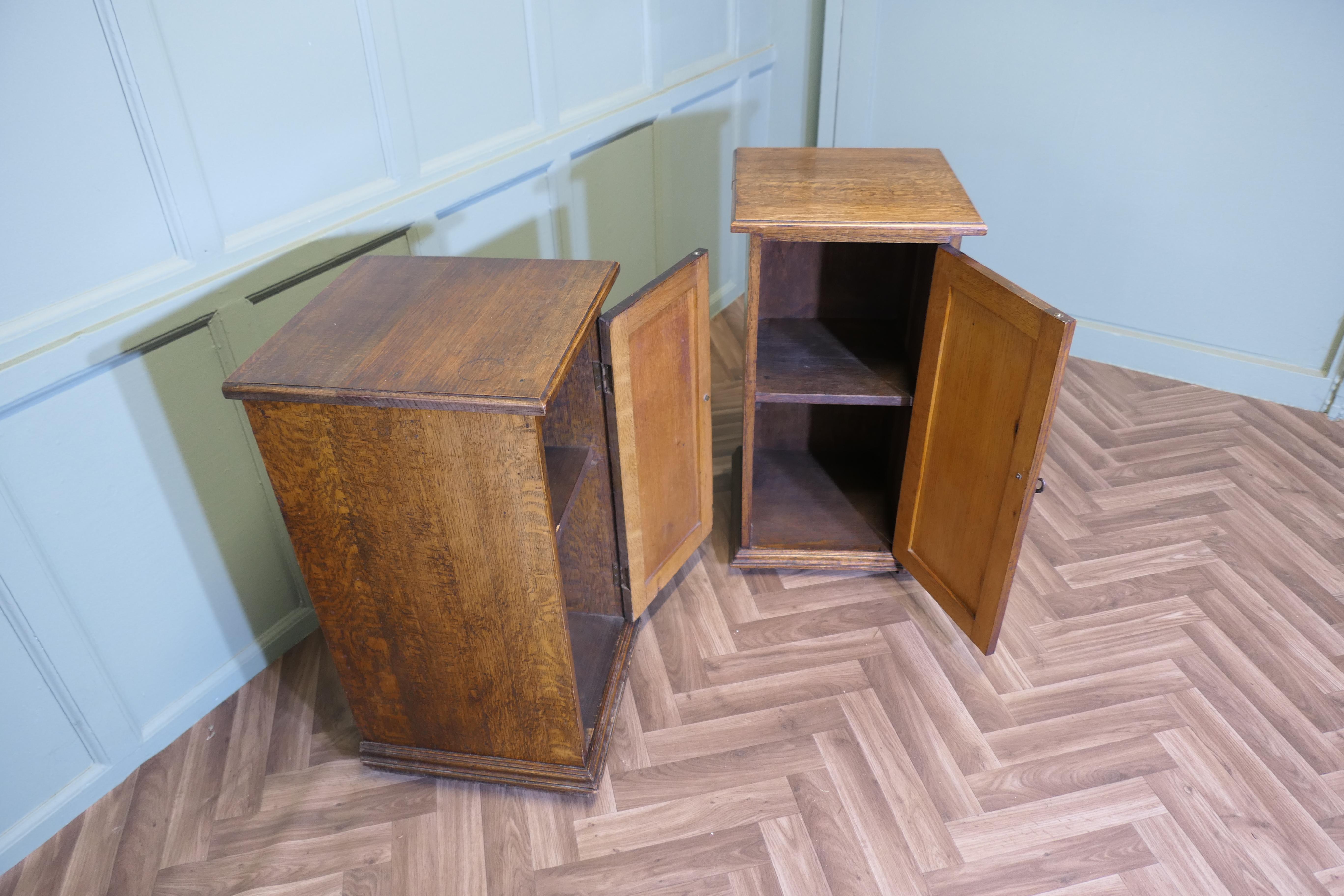 Pareja de mesillas de noche Arts and Crafts de roble en Bueno estado para la venta en Godshill, Isle of Wight