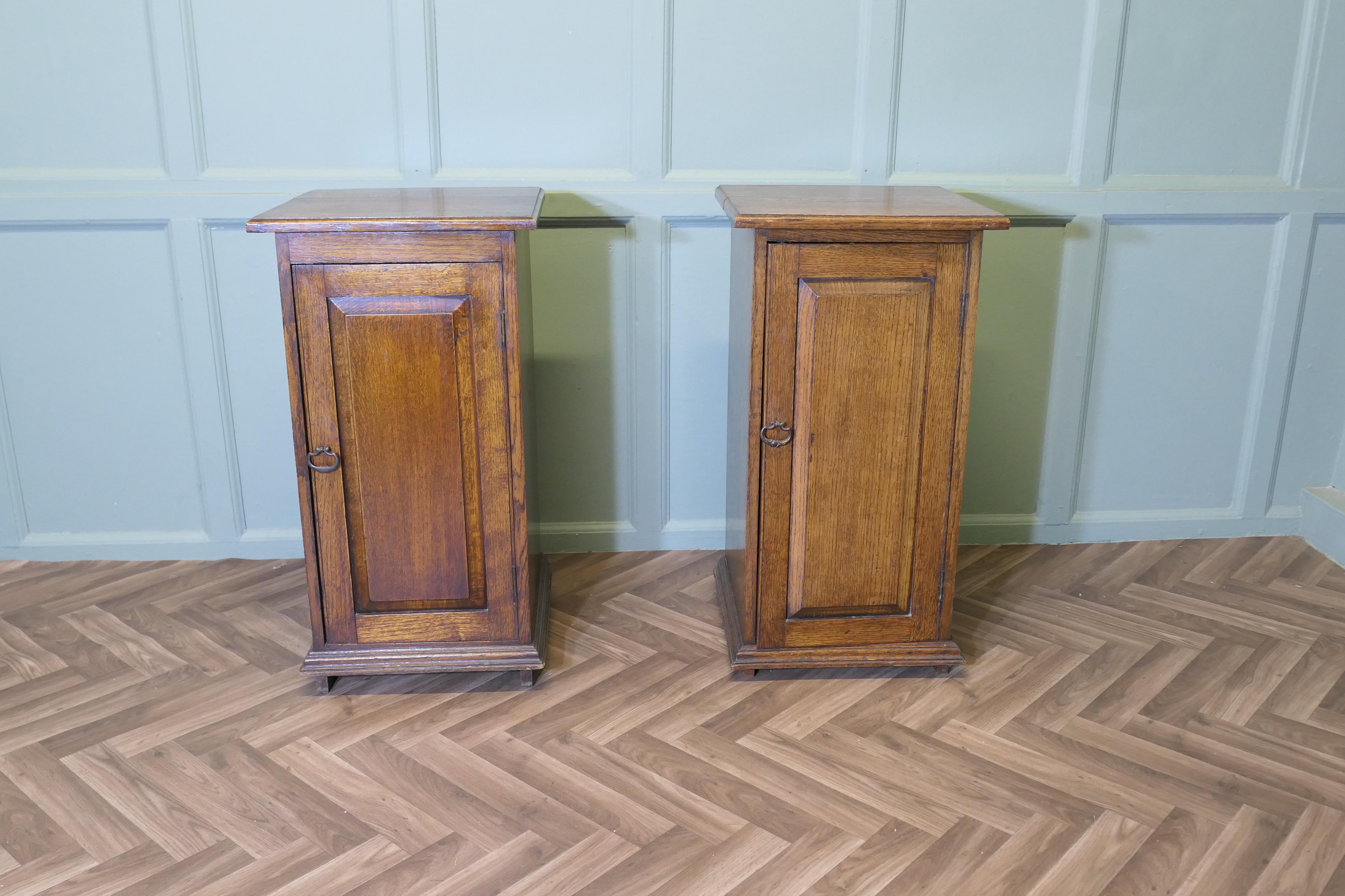Pareja de mesillas de noche Arts and Crafts de roble en venta 2