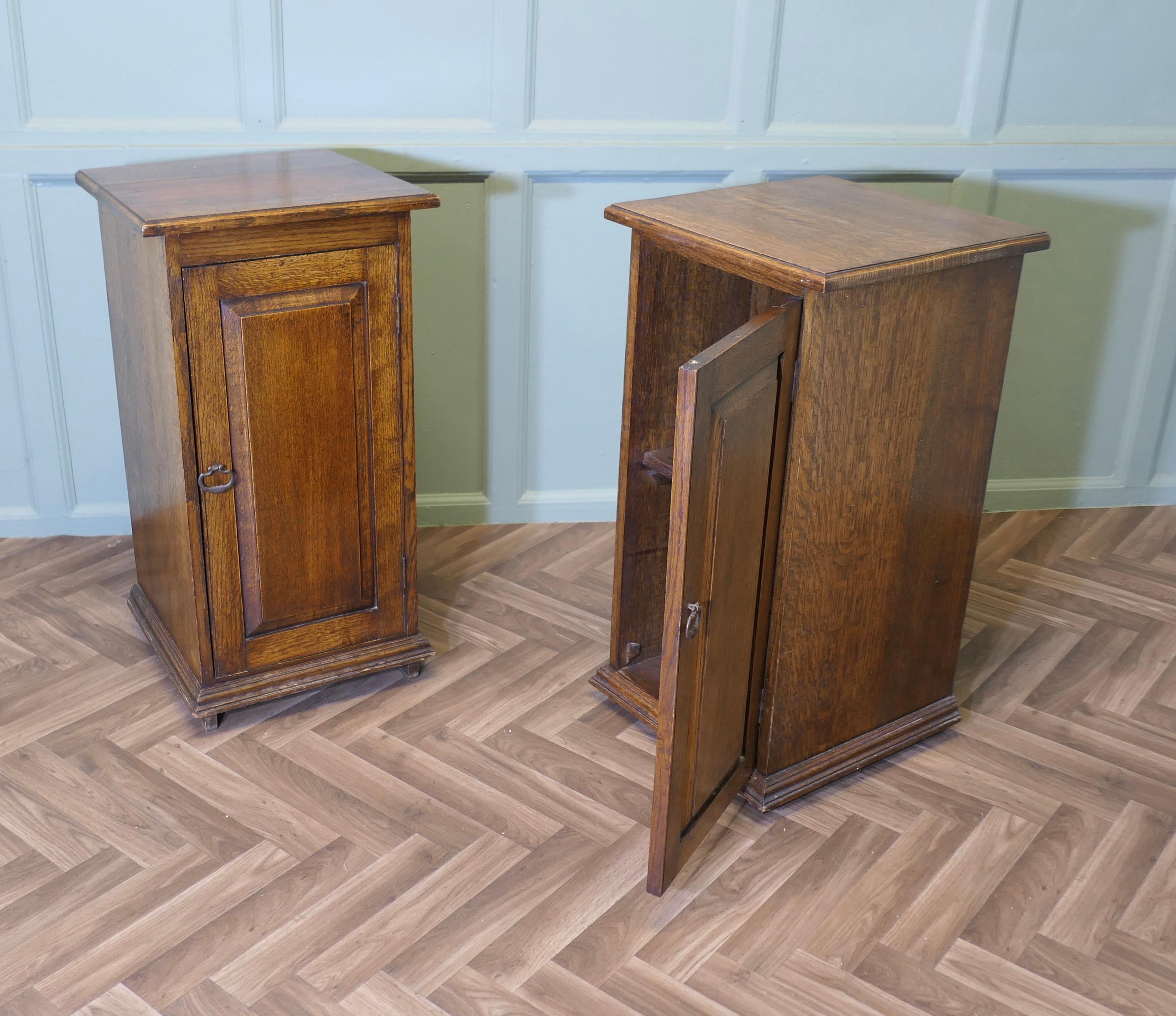 Pareja de mesillas de noche Arts and Crafts de roble en venta 3