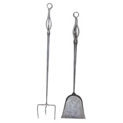 Paire d'ustensiles de cheminée Arts and Crafts en acier