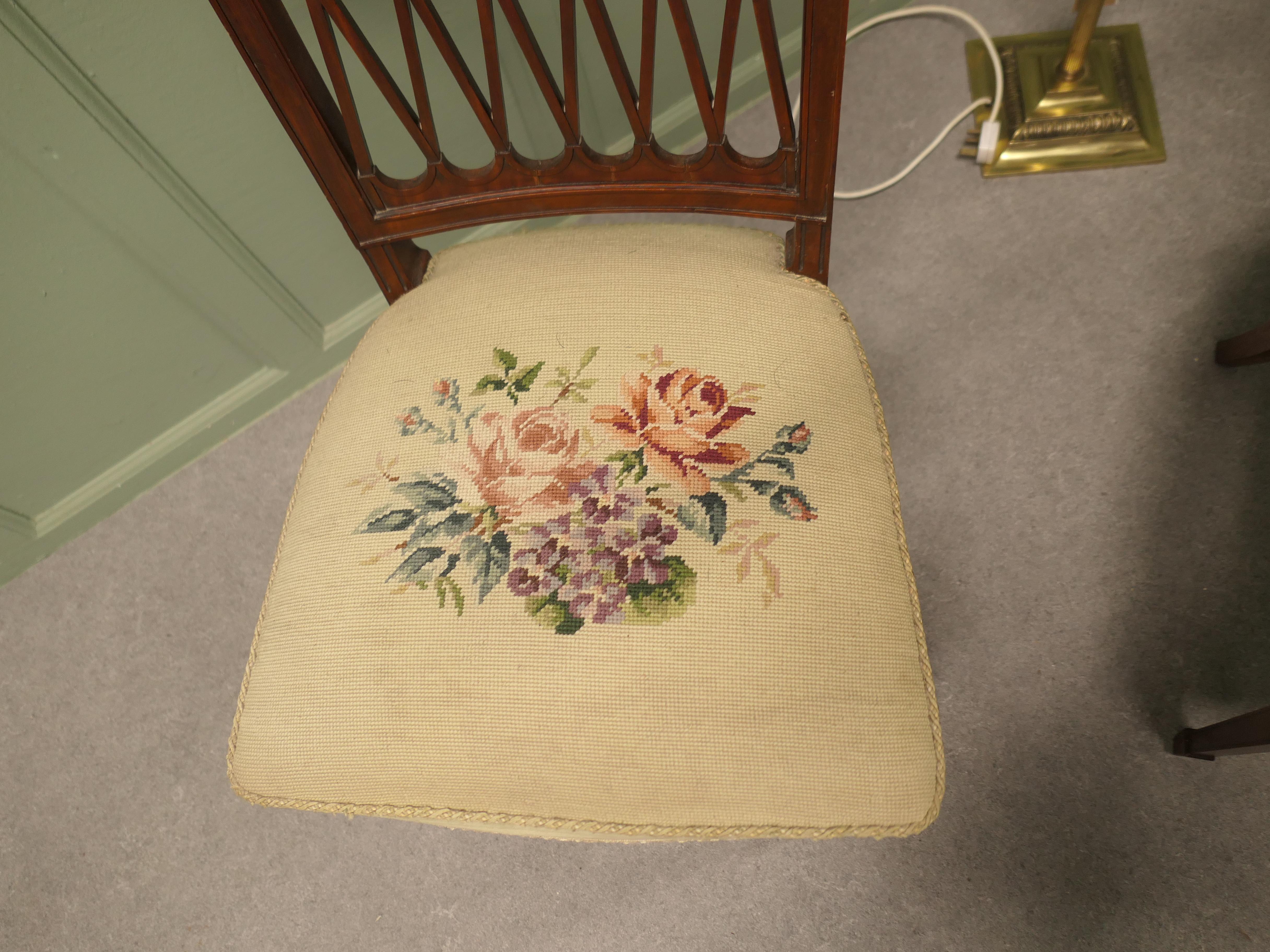 A Pair of Arts and Crafts Walnut Hall Chairs Ein schönes Paar im Zustand „Gut“ im Angebot in Godshill, Isle of Wight