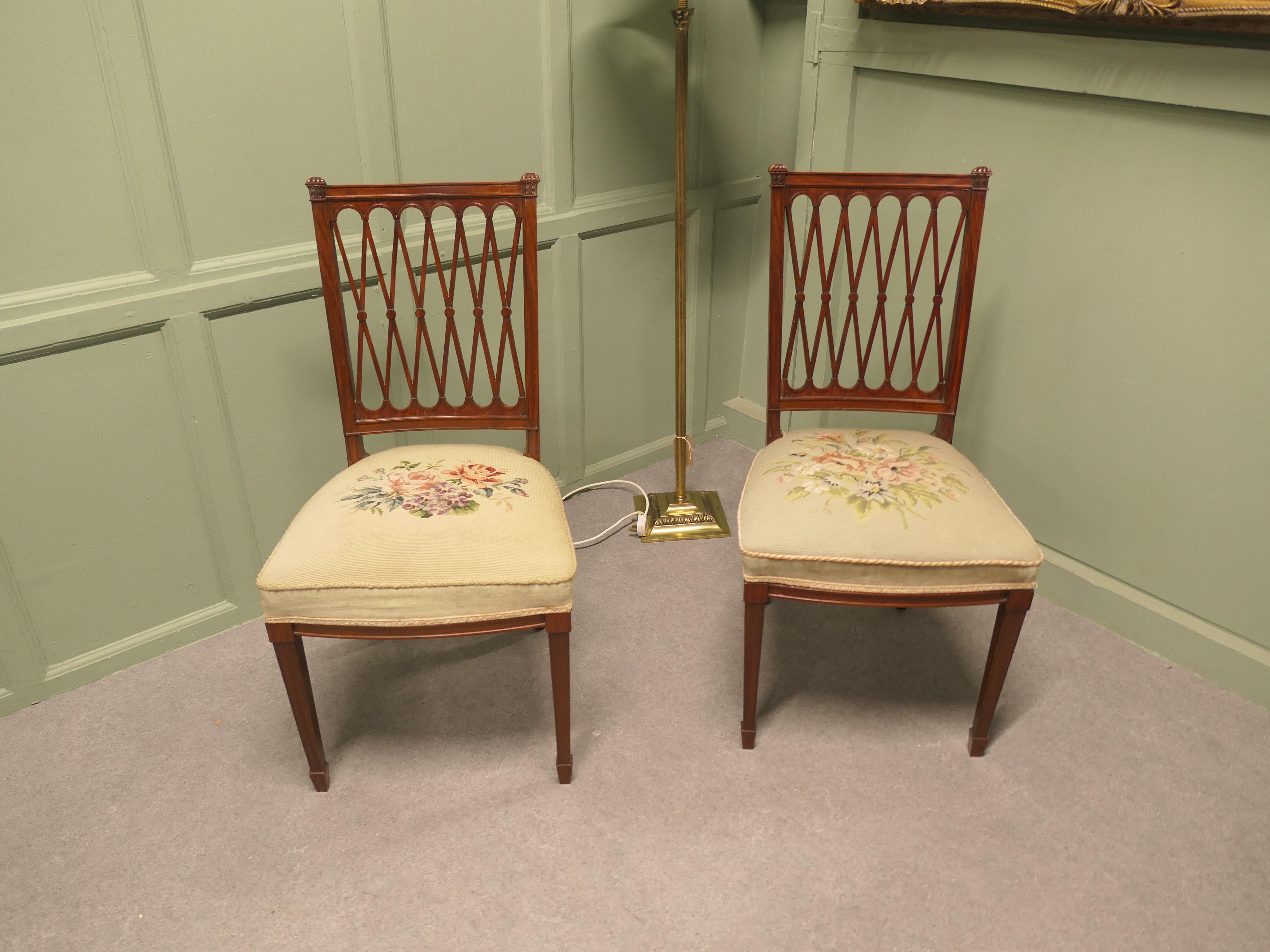 A Pair of Arts and Crafts Walnut Hall Chairs Ein schönes Paar (Spätes 19. Jahrhundert) im Angebot