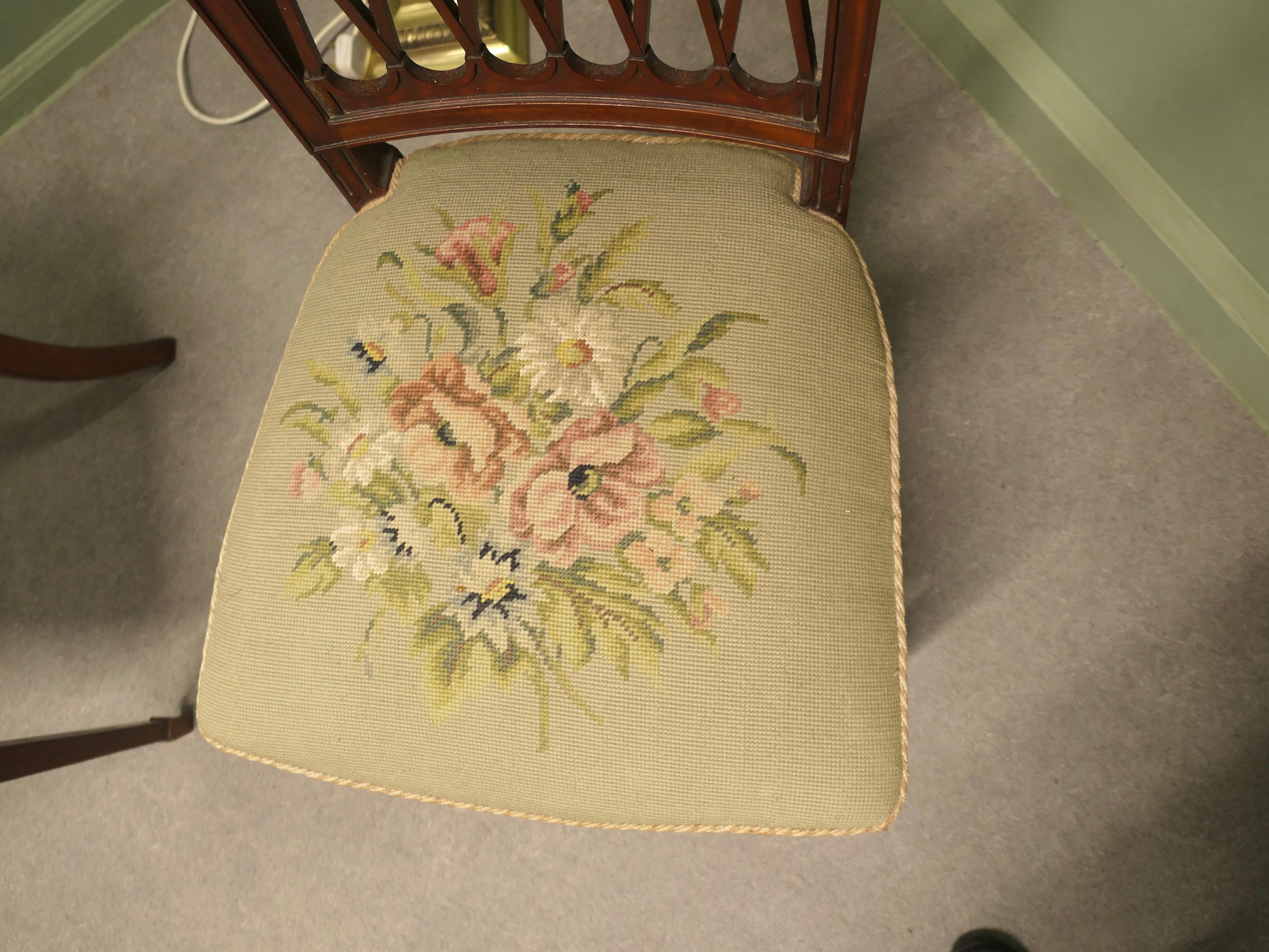 A Pair of Arts and Crafts Walnut Hall Chairs Ein schönes Paar (Walnuss) im Angebot