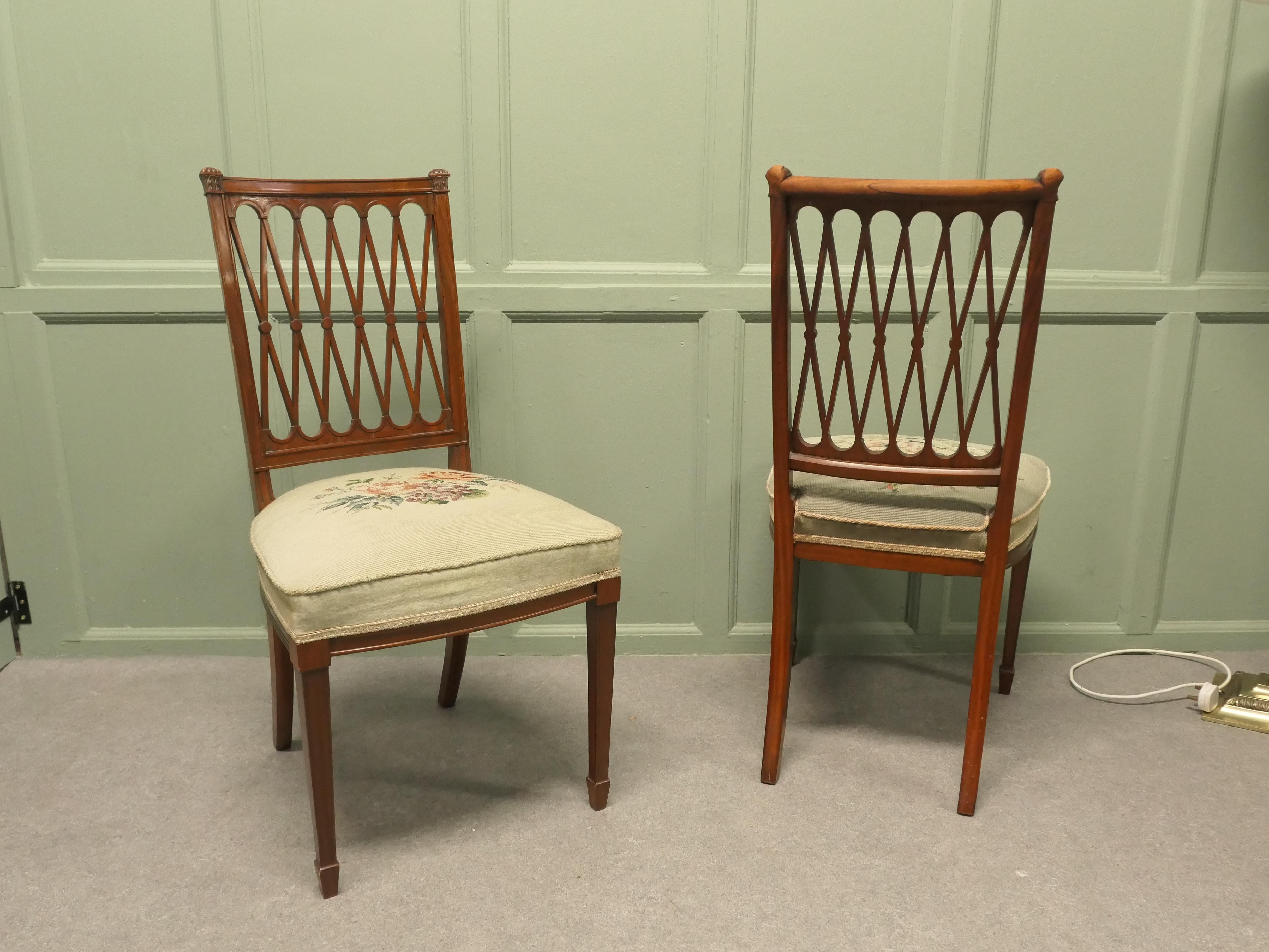 A Pair of Arts and Crafts Walnut Hall Chairs Ein schönes Paar im Angebot 1