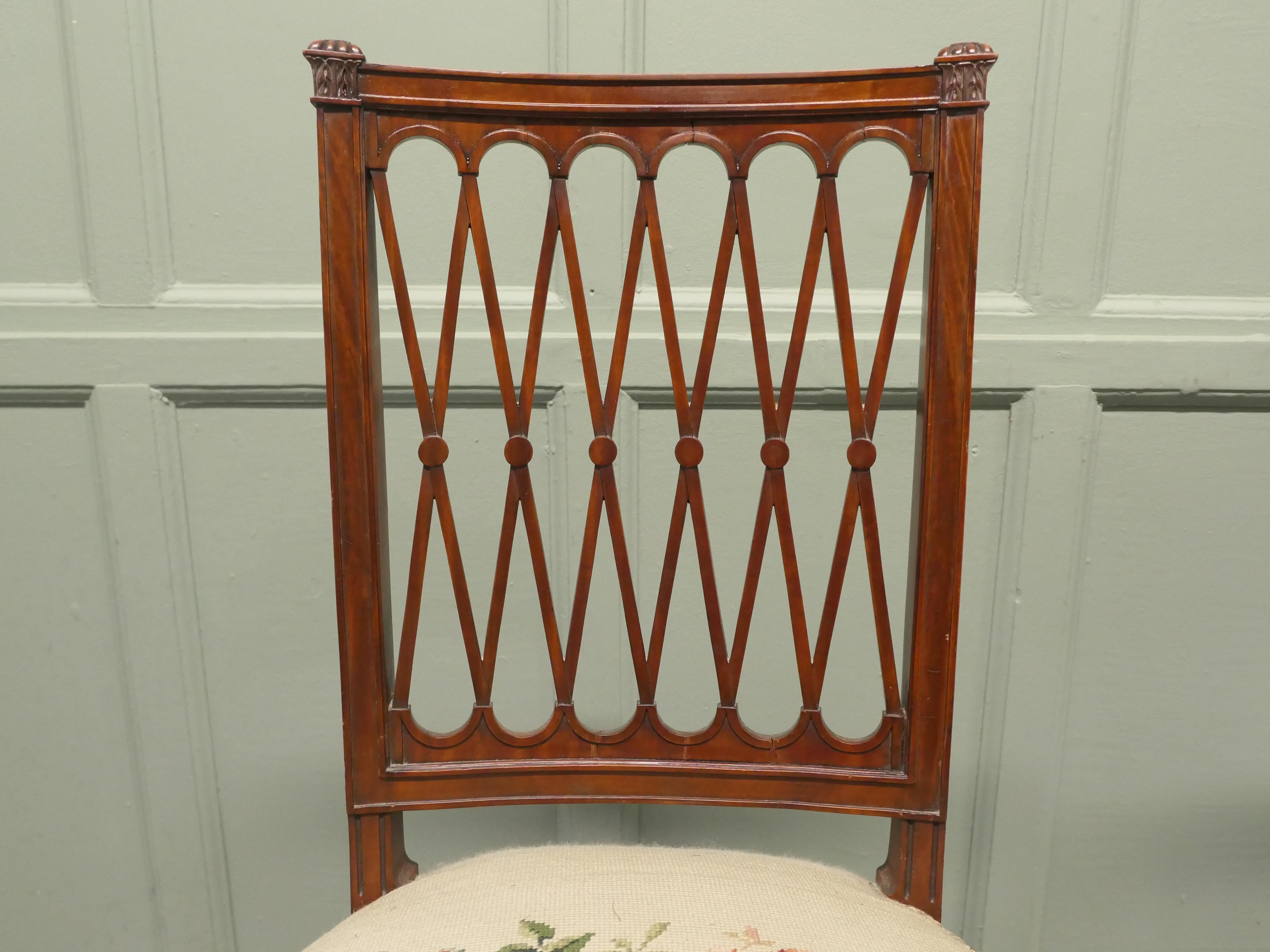 A Pair of Arts and Crafts Walnut Hall Chairs Ein schönes Paar im Angebot 2