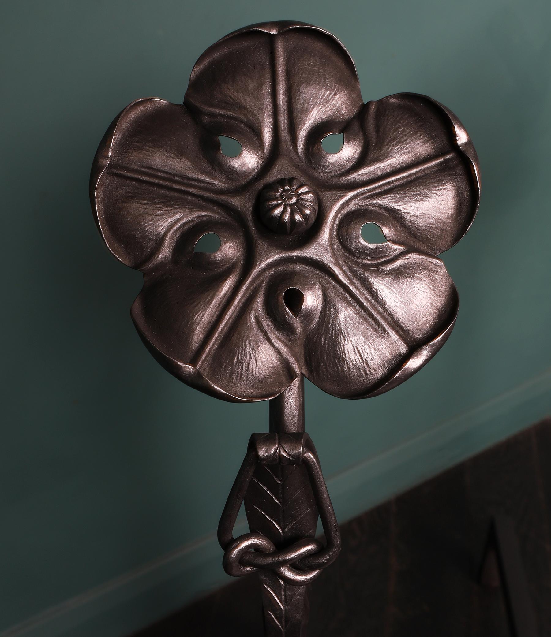 Pareja de Perros de Fuego Forjados de la Escuela de Artes y Oficios de Cotswold Inglés en venta