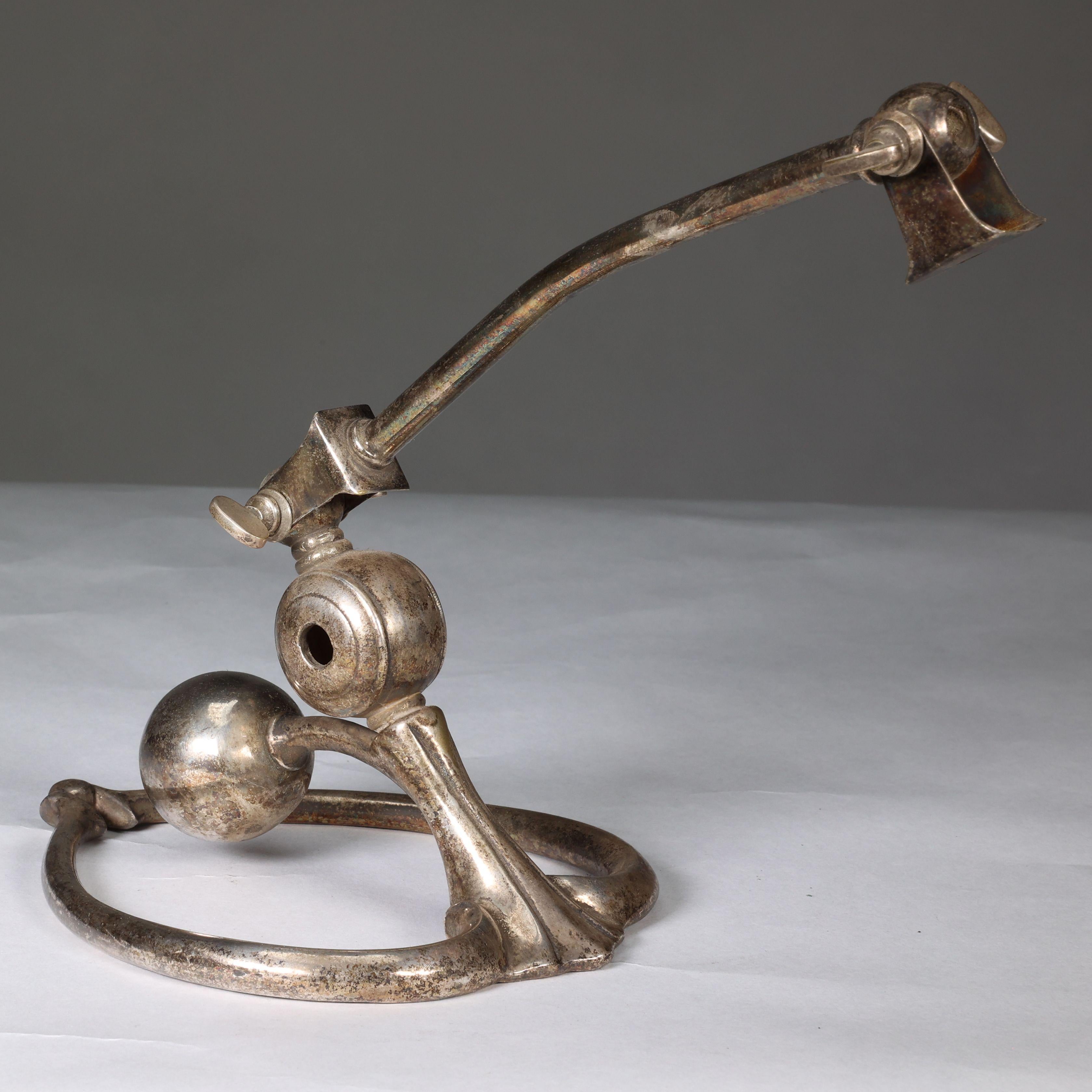 WAS Benson. Paire de lampes de table Arts & Crafts en argent patiné. en vente 4