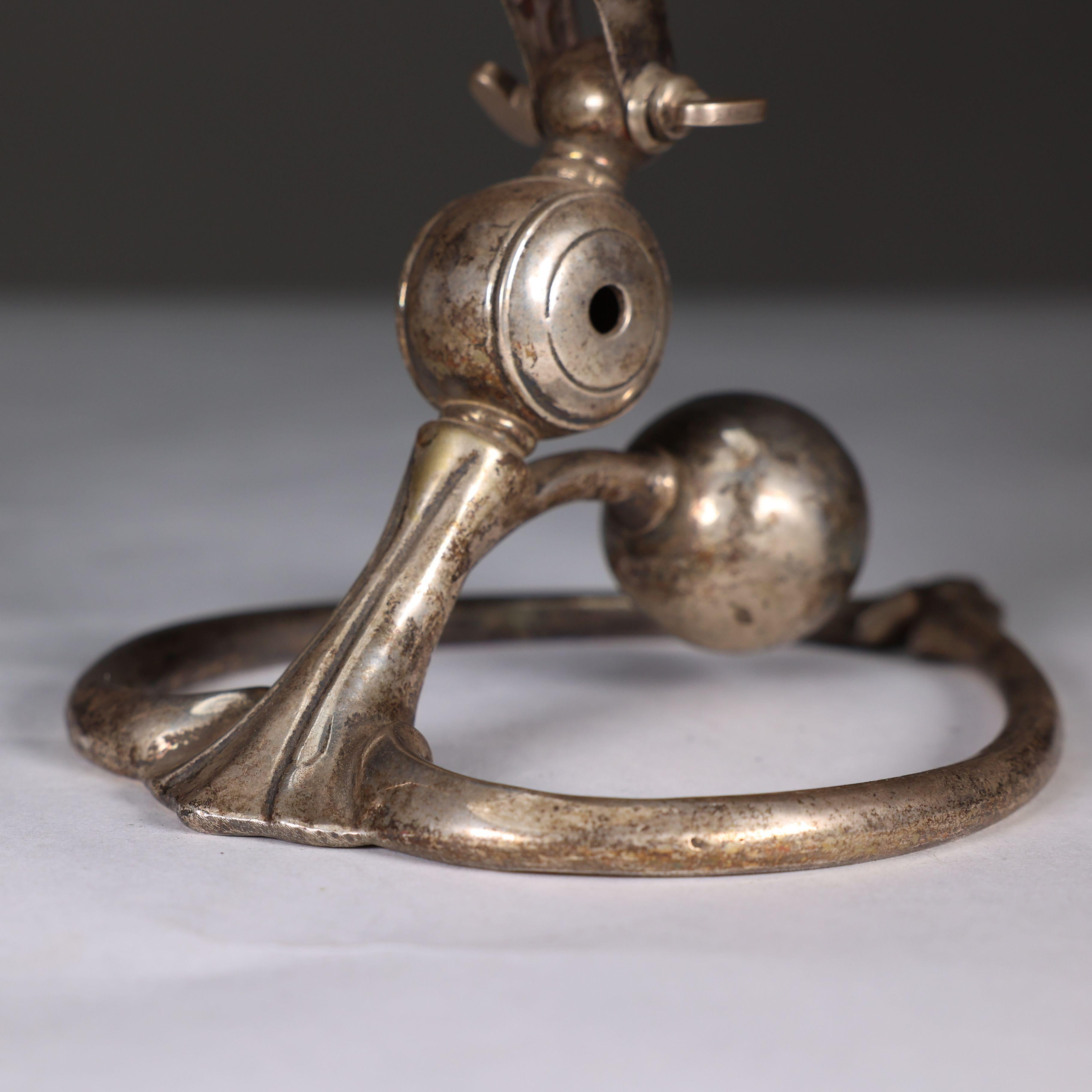 WAS Benson. Paire de lampes de table Arts & Crafts en argent patiné. en vente 8