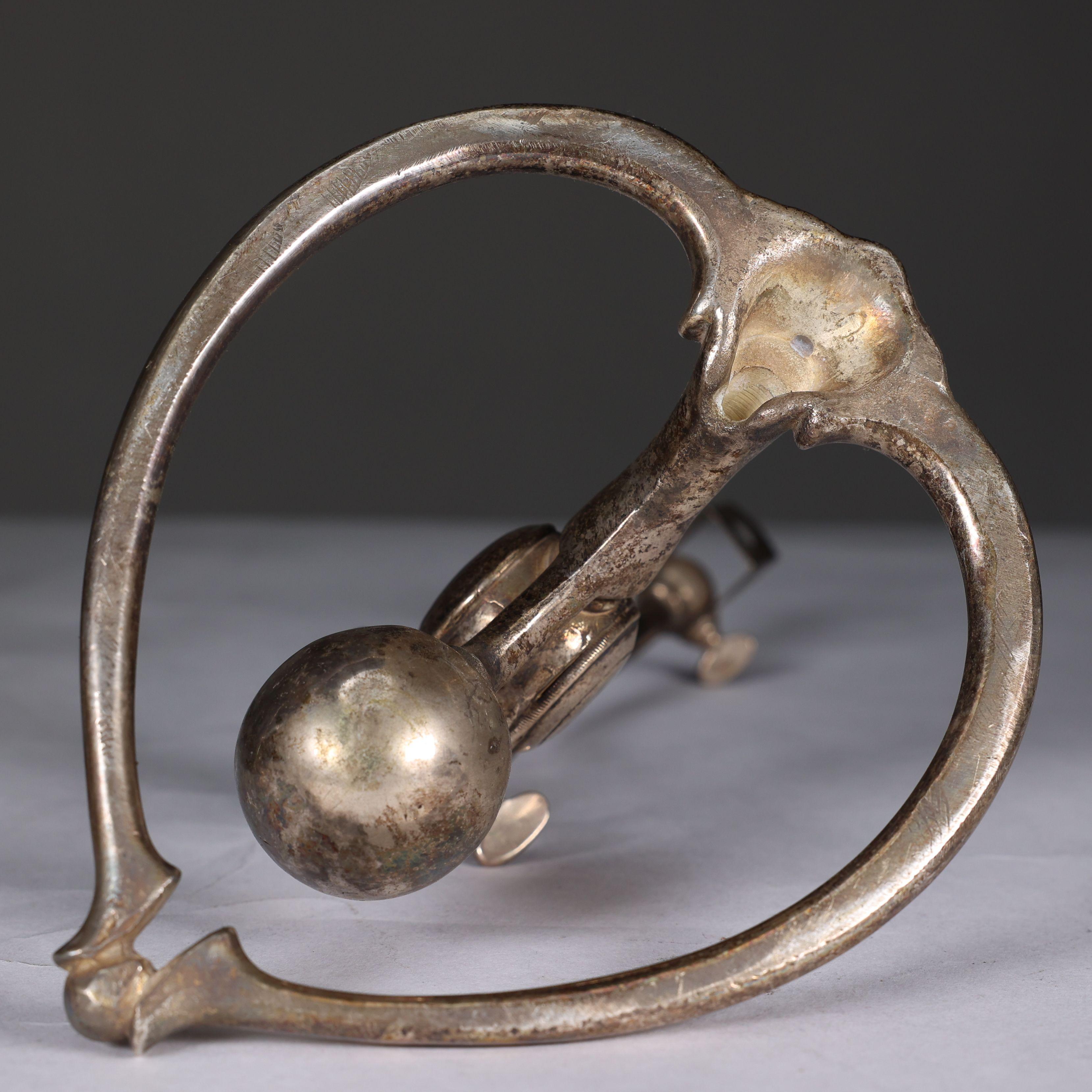 WAS Benson. Paire de lampes de table Arts & Crafts en argent patiné. en vente 11