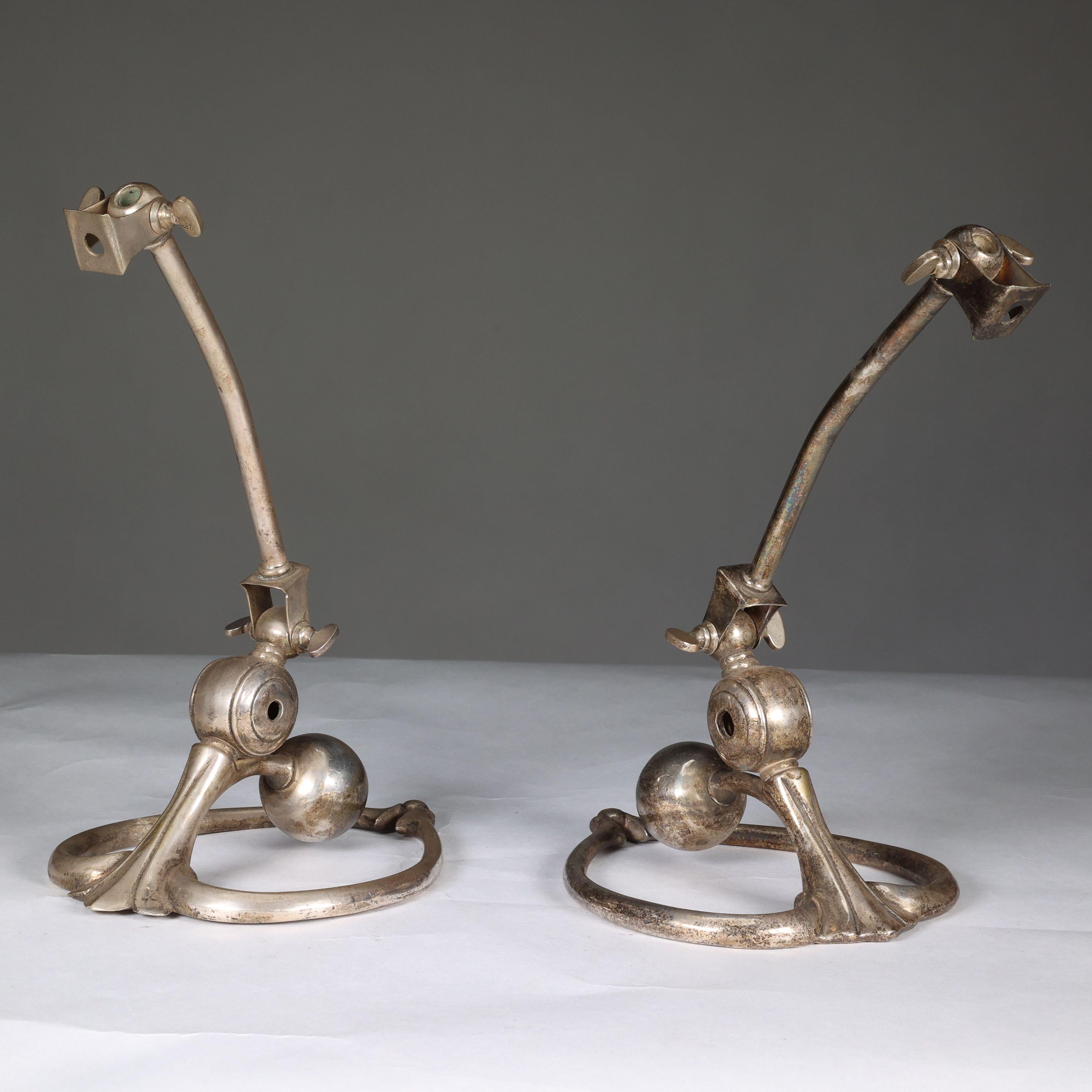 WAS Benson. Paire de lampes de table en argent patiné Arts and Crafts, avec base en forme de coeur et boule de contrepoids. Hauteur à pleine extension 12, Largeur de la base 6, Profondeur de la base 7