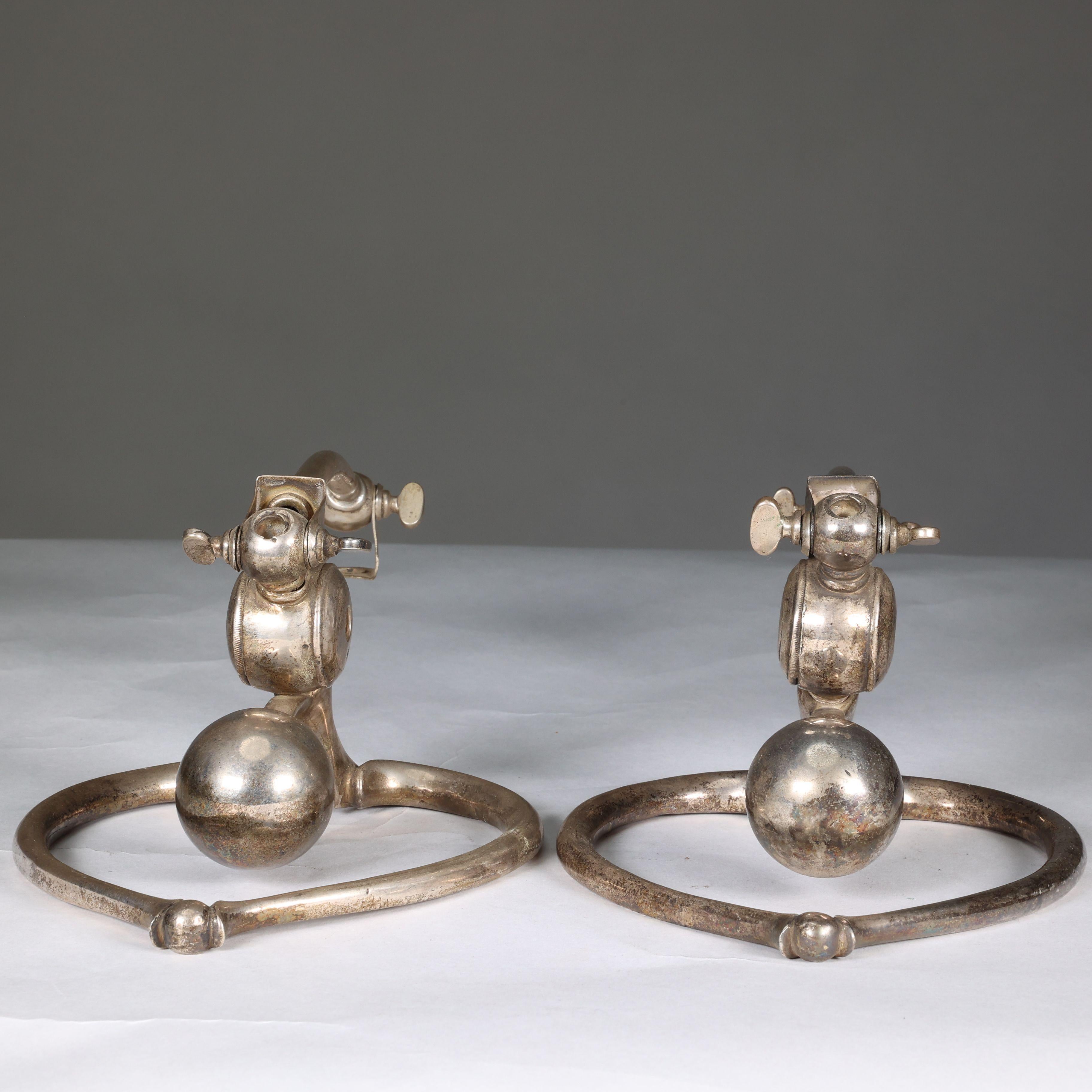 Arts and Crafts WAS Benson. Paire de lampes de table Arts & Crafts en argent patiné. en vente