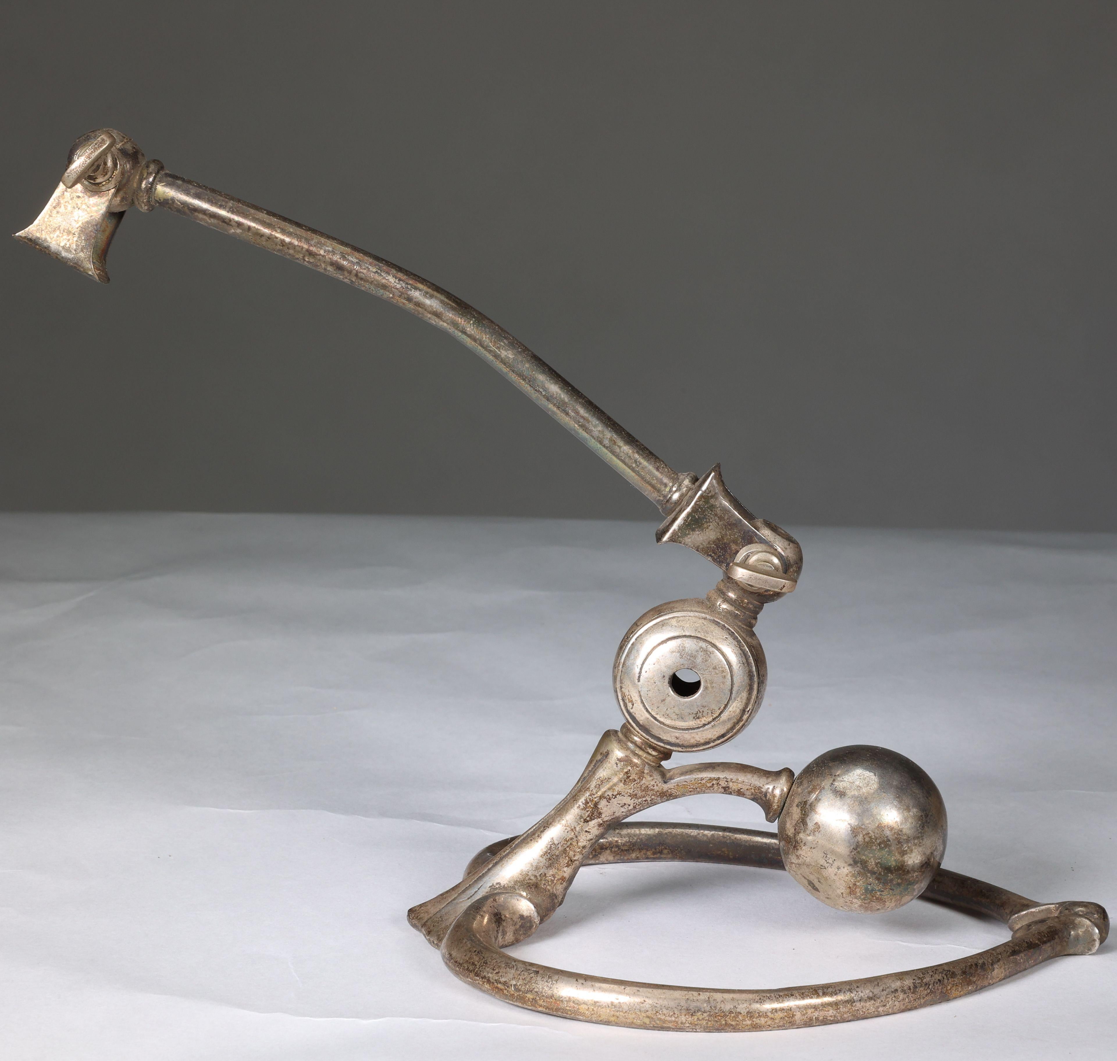 WAS Benson. Paire de lampes de table Arts & Crafts en argent patiné. Bon état - En vente à London, GB