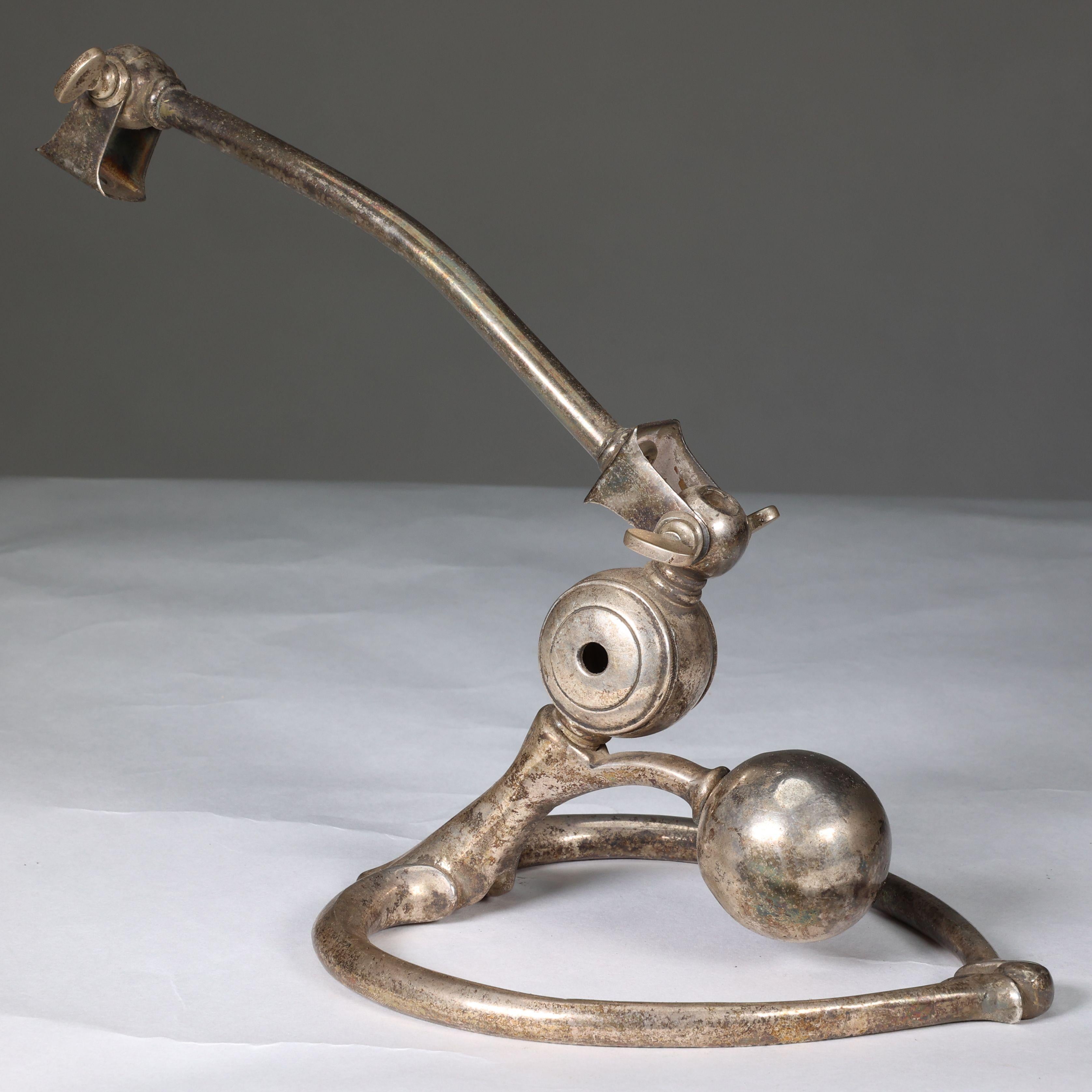 Début du 20ème siècle WAS Benson. Paire de lampes de table Arts & Crafts en argent patiné. en vente