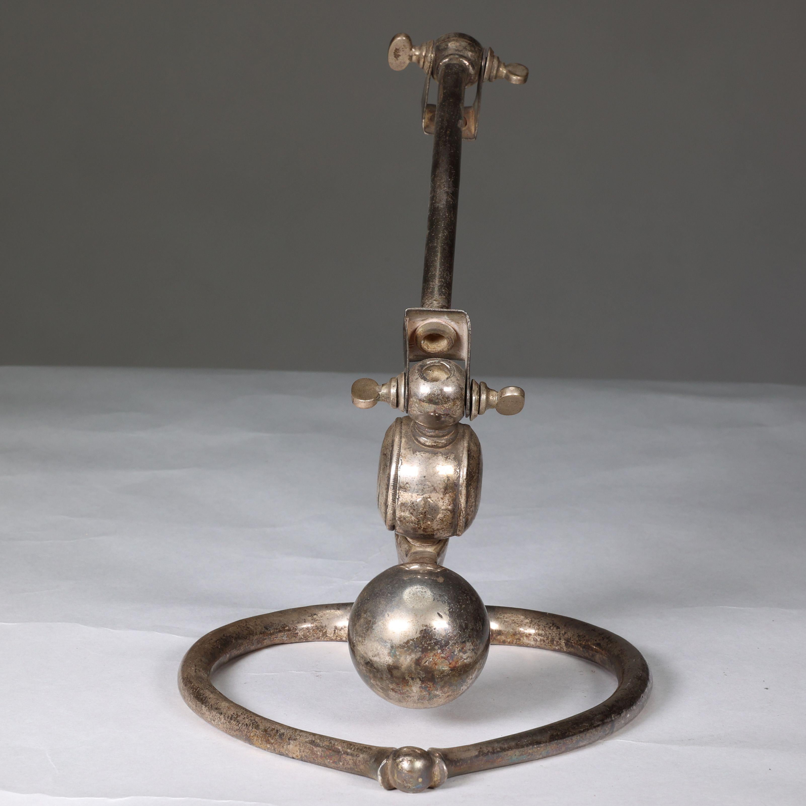 WAS Benson. Paire de lampes de table Arts & Crafts en argent patiné. en vente 1