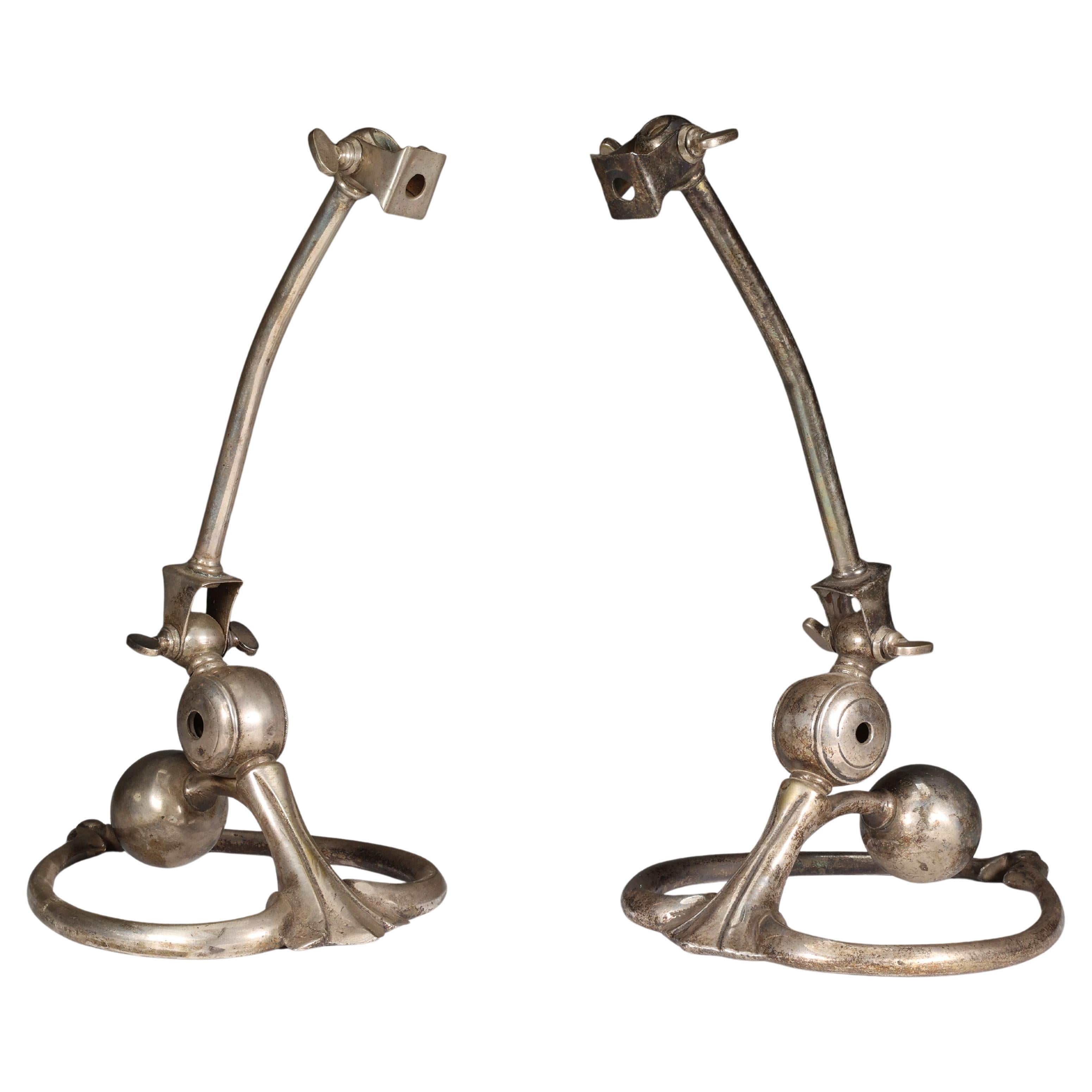 WAS Benson. Paire de lampes de table Arts & Crafts en argent patiné.