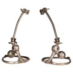 WAS Benson. Paire de lampes de table Arts & Crafts en argent patiné.