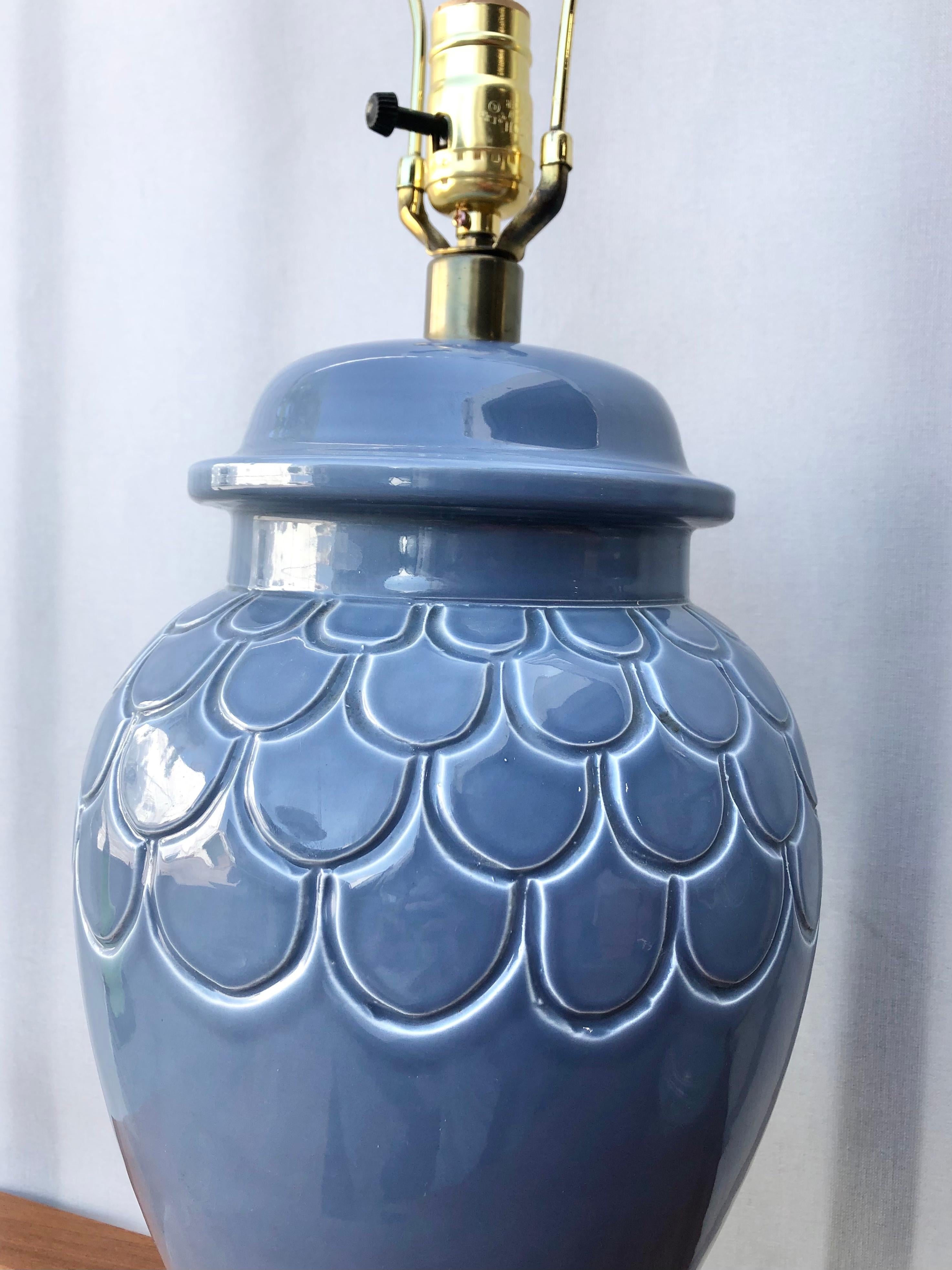 Ein Paar asiatisch inspirierte Hollywood-Regency-Keramiklampen in Ingwerglas-Optik. C 1960s  im Angebot 6