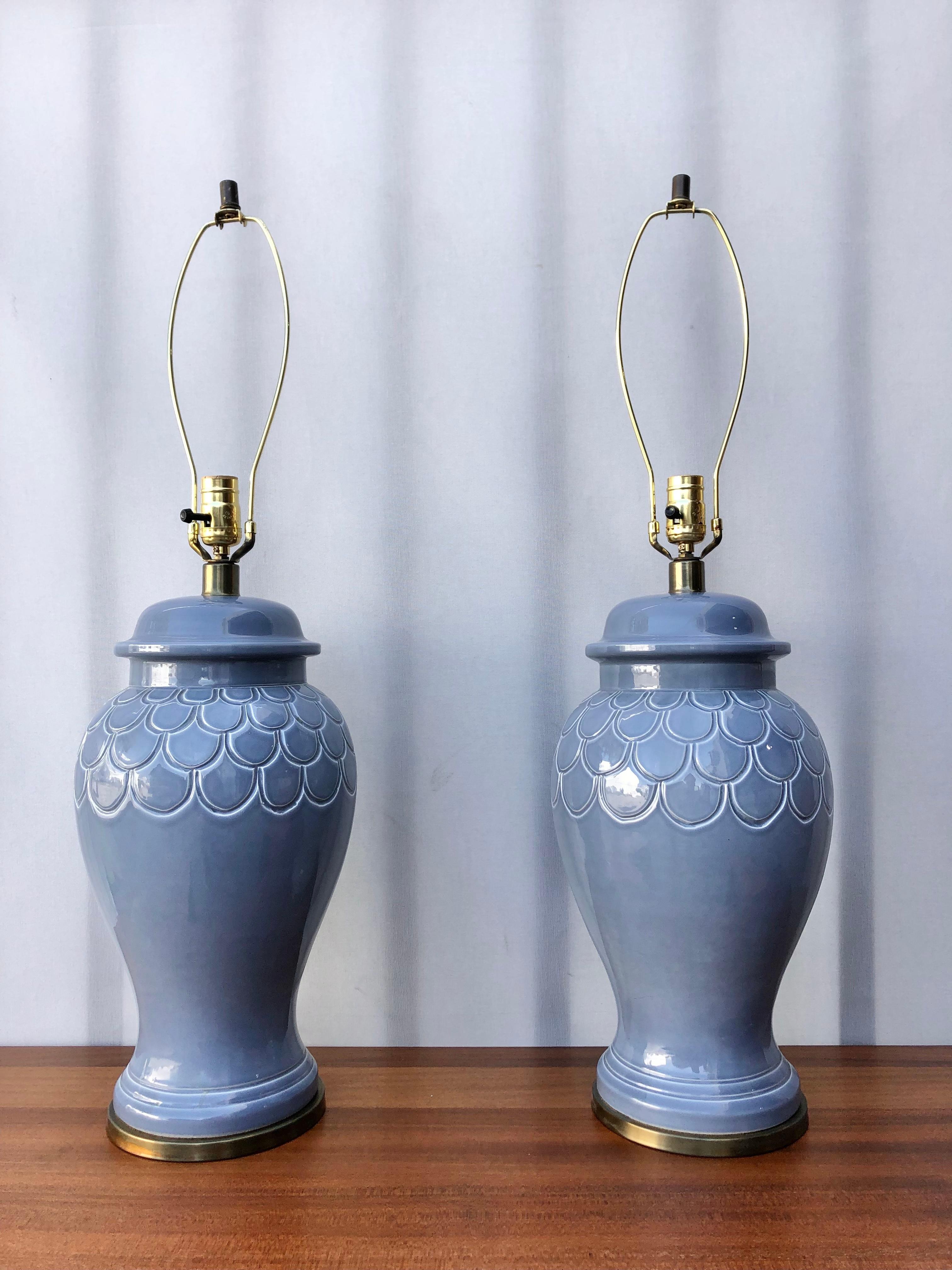 Ein Paar wunderschöne pastellblaue, asiatisch inspirierte Hollywood-Regency-Lampen aus Ginger Jar-Keramik. Circa 1960er Jahre
Sie haben ein gezacktes Detail und einen Sockel aus Messing.
In ausgezeichnetem Originalzustand mit sehr geringen
