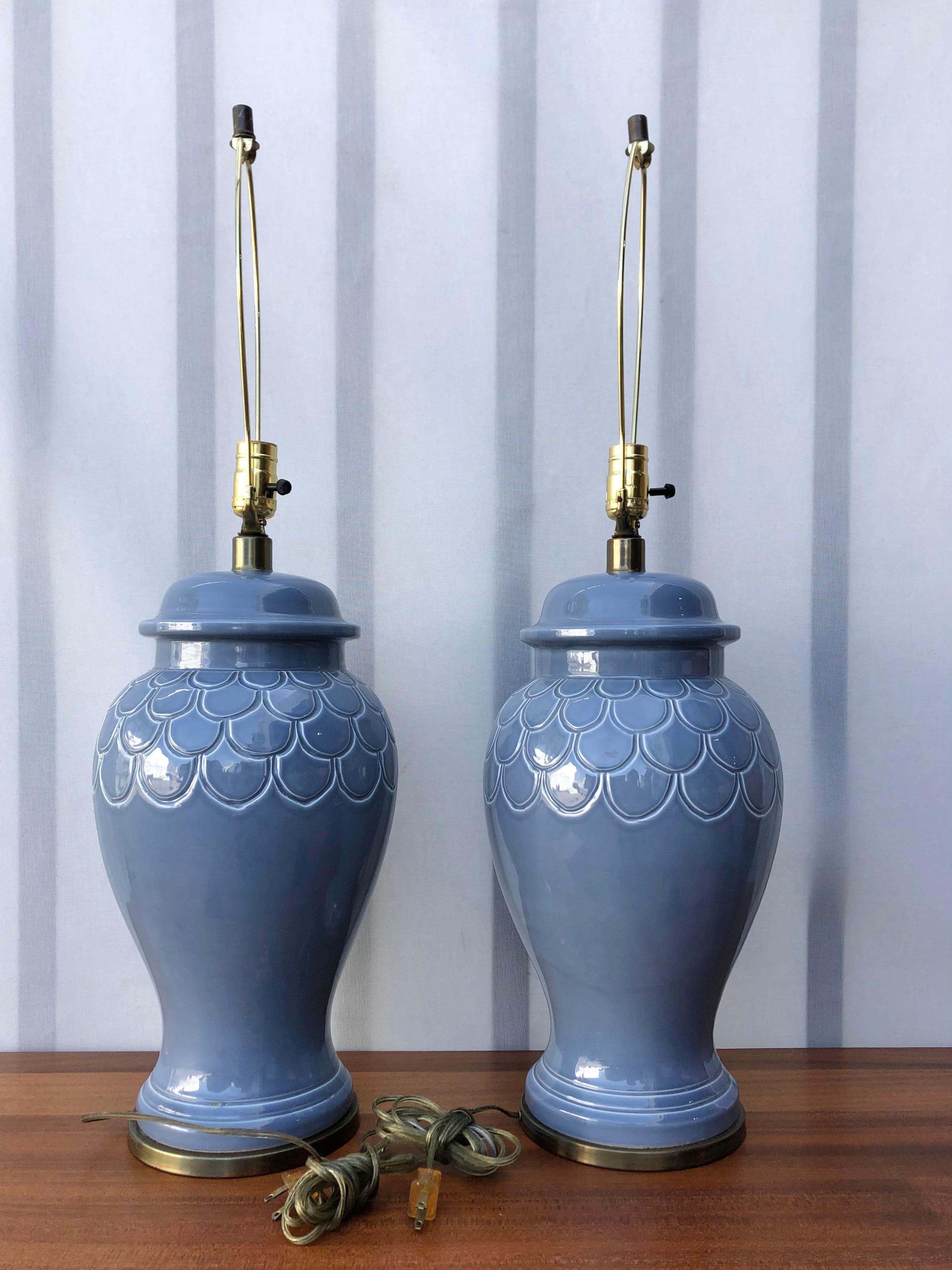 Ein Paar asiatisch inspirierte Hollywood-Regency-Keramiklampen in Ingwerglas-Optik. C 1960s  (Chinoiserie) im Angebot