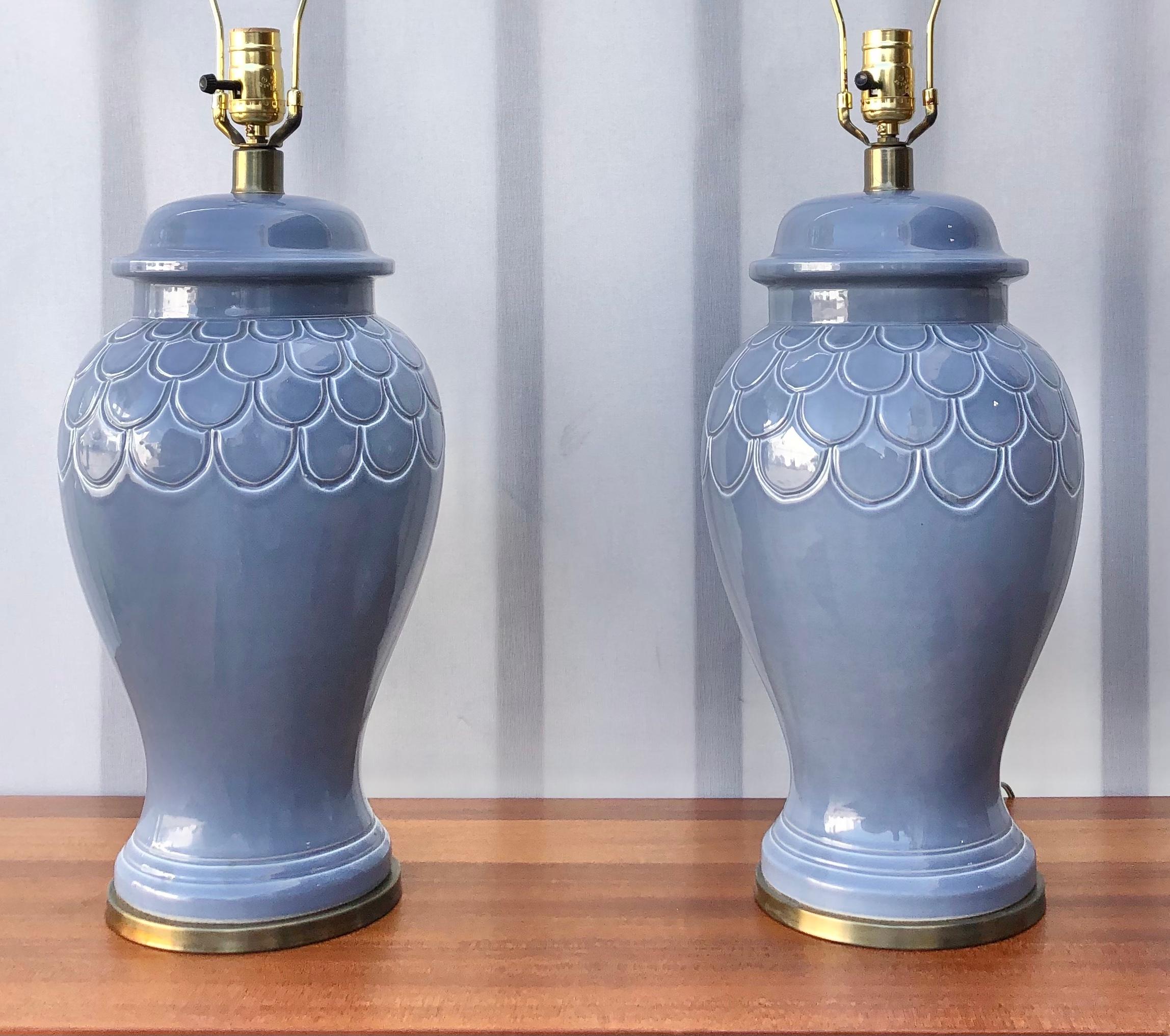 Ein Paar asiatisch inspirierte Hollywood-Regency-Keramiklampen in Ingwerglas-Optik. C 1960s  (amerikanisch) im Angebot