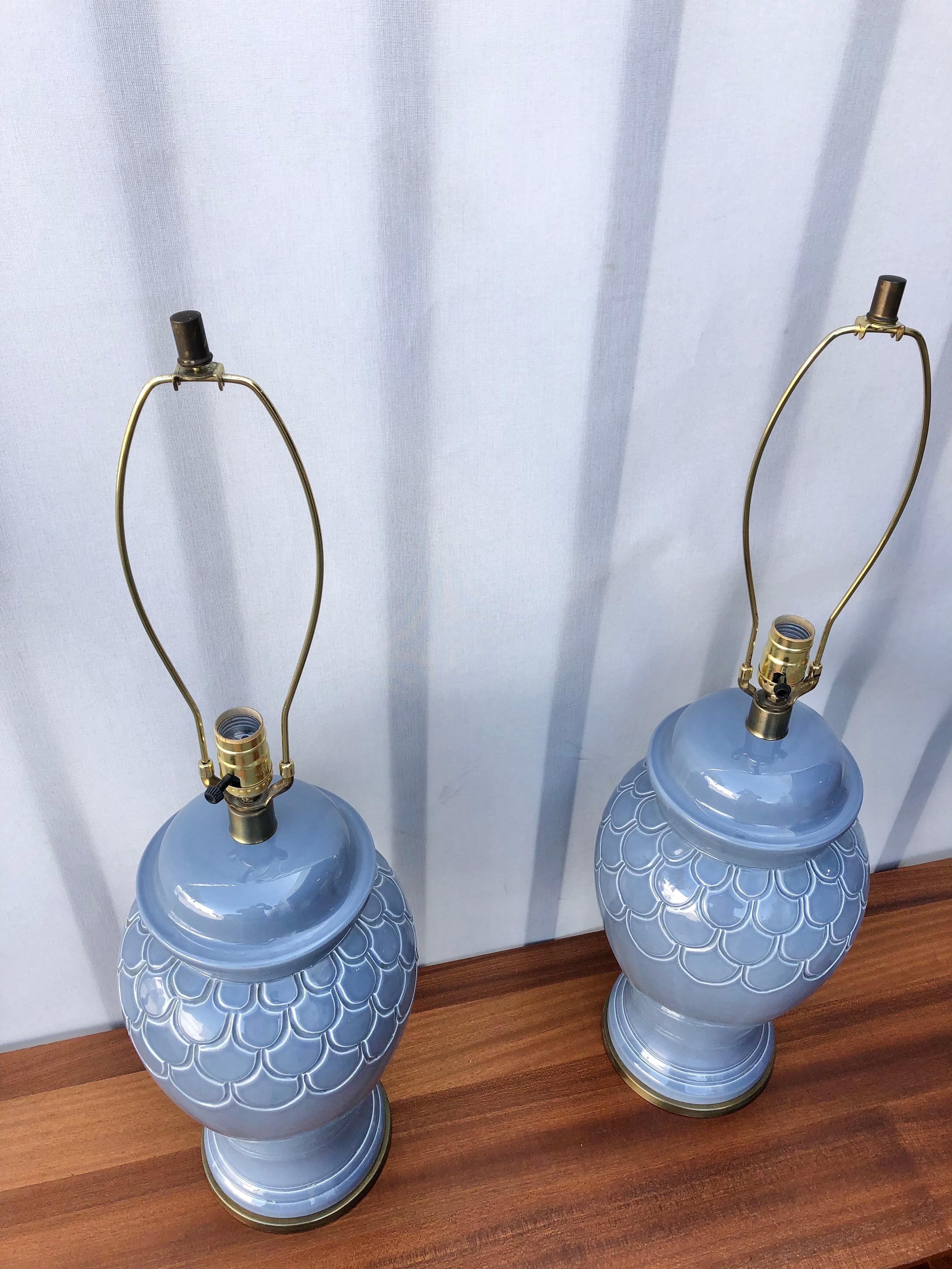 A Pair of Asian-Inspired Hollywood Regency Ginger Jar Ceramic Lamps. C 1960s  In Good Condition For Sale In Miami, FL