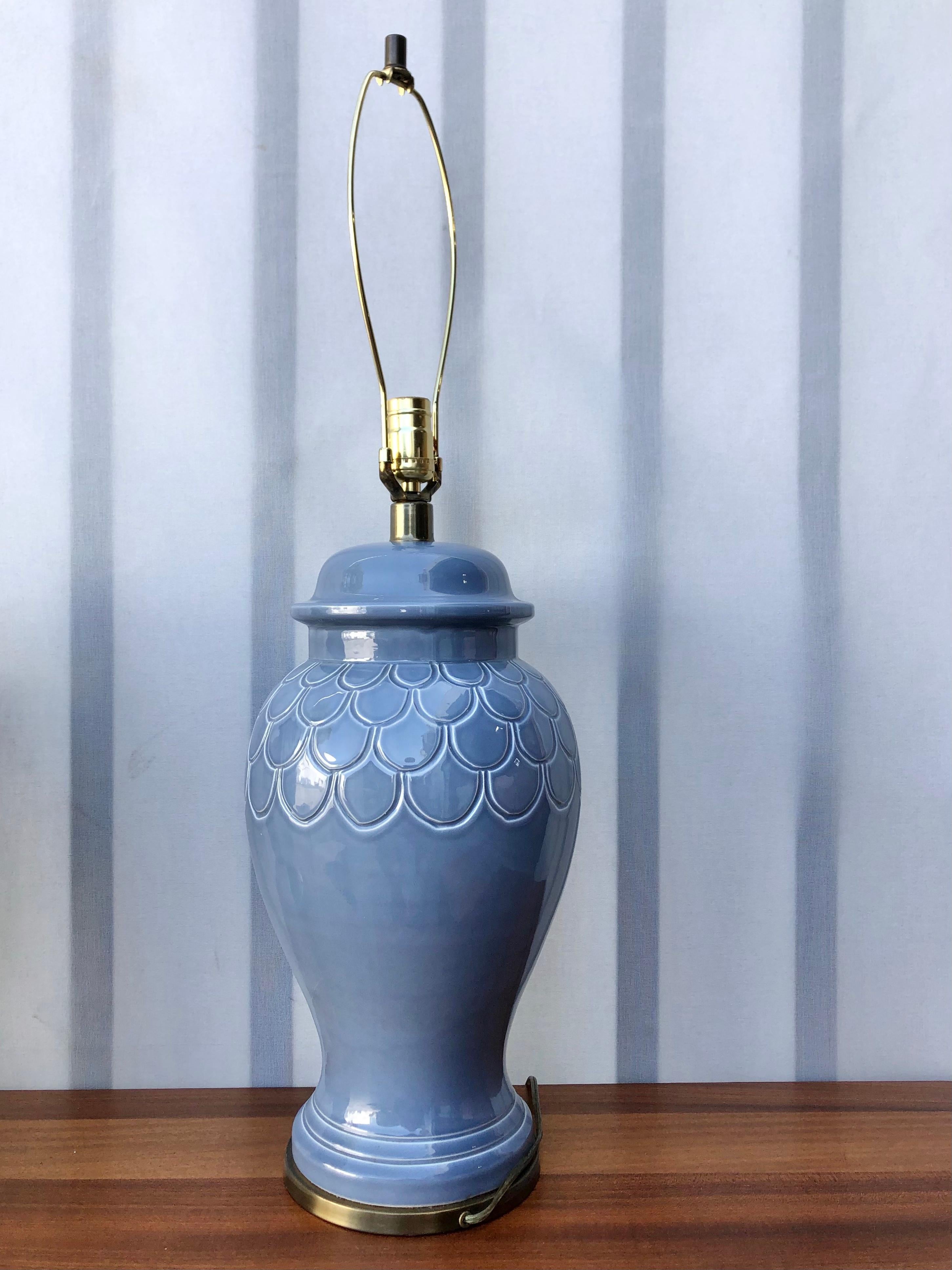 Ein Paar asiatisch inspirierte Hollywood-Regency-Keramiklampen in Ingwerglas-Optik. C 1960s  im Angebot 2