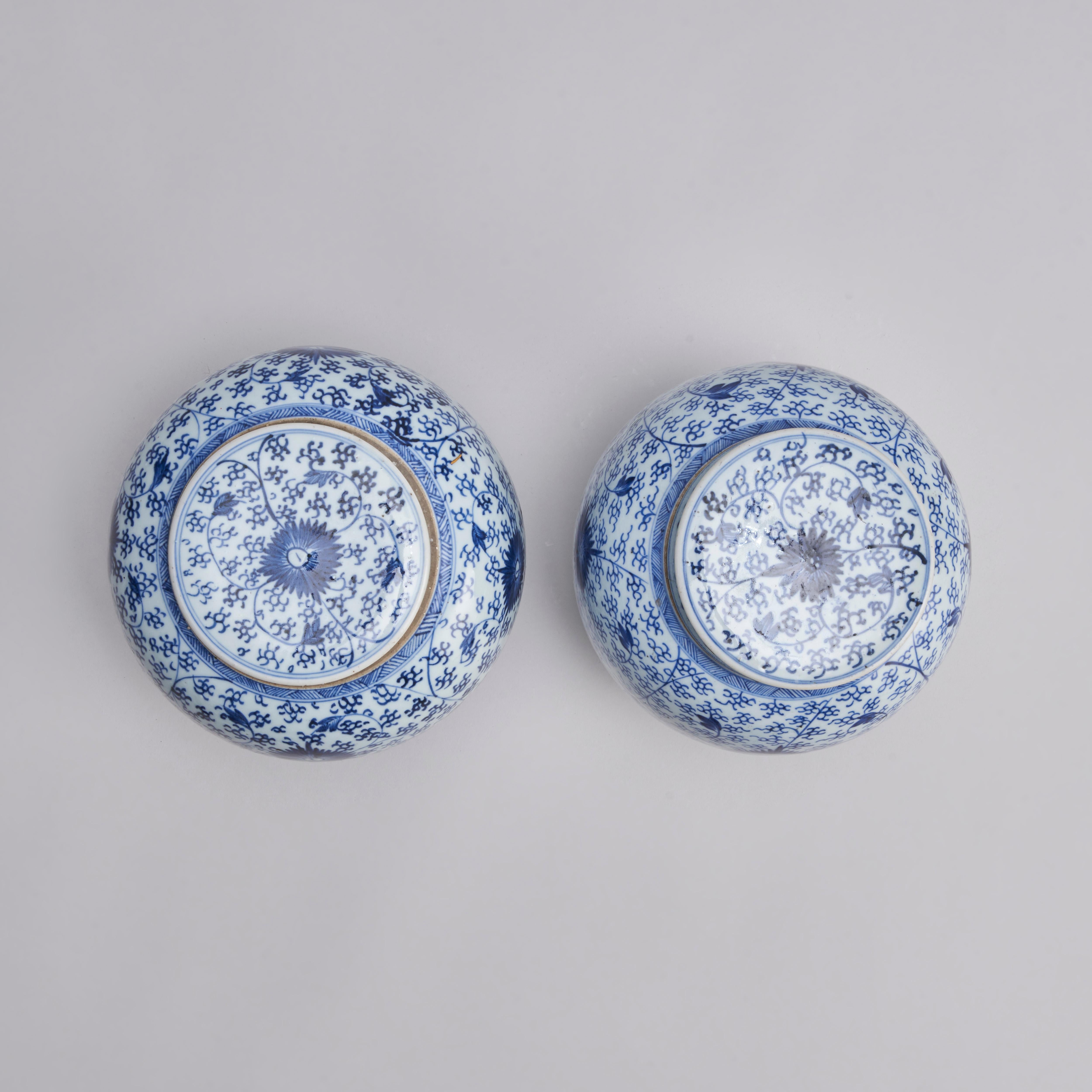 A pair of attractive, 18th C Chinese porcelain blue and white jars and covers In Good Condition For Sale In London, GB