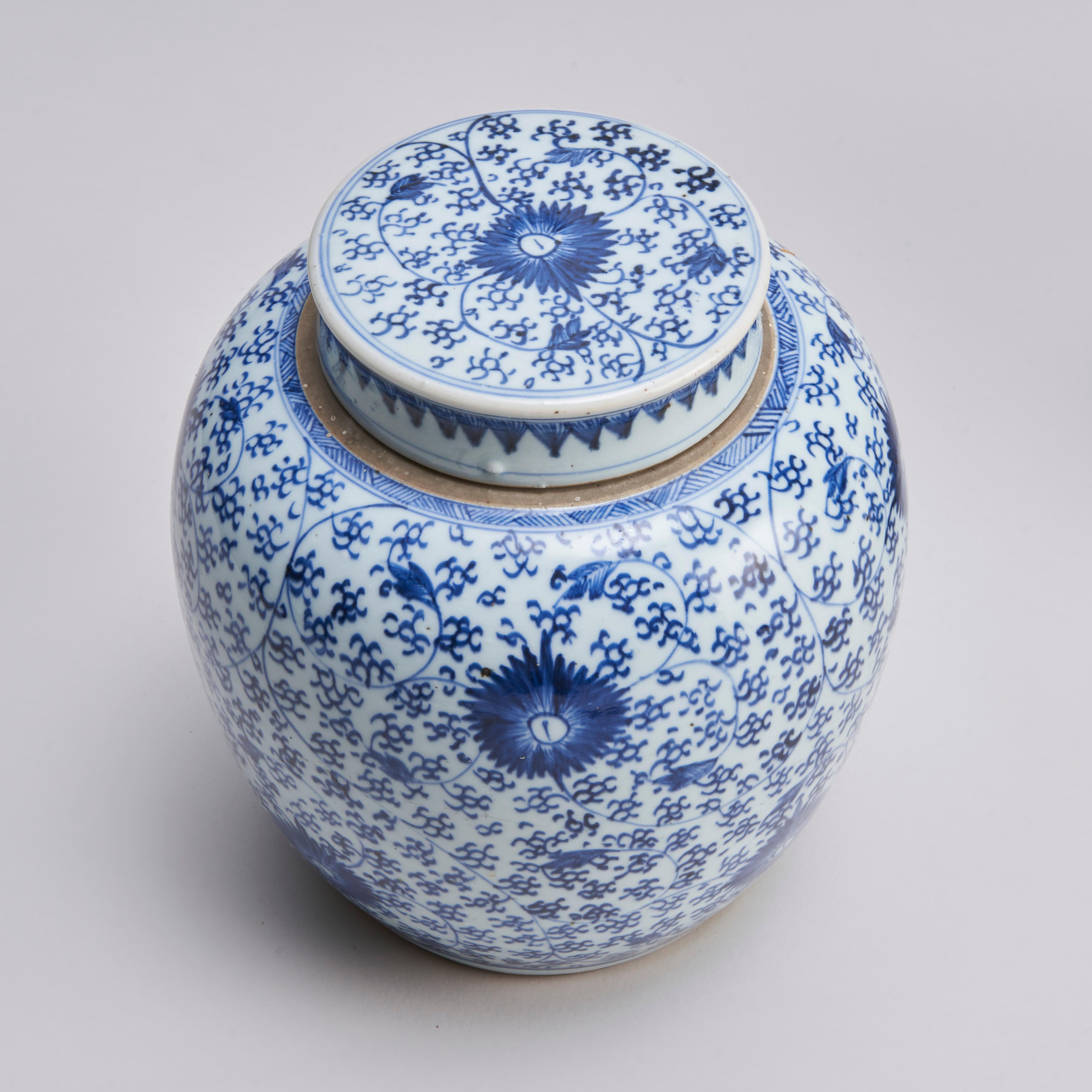 Porcelain A pair of attractive, 18th C Chinese porcelain blue and white jars and covers For Sale