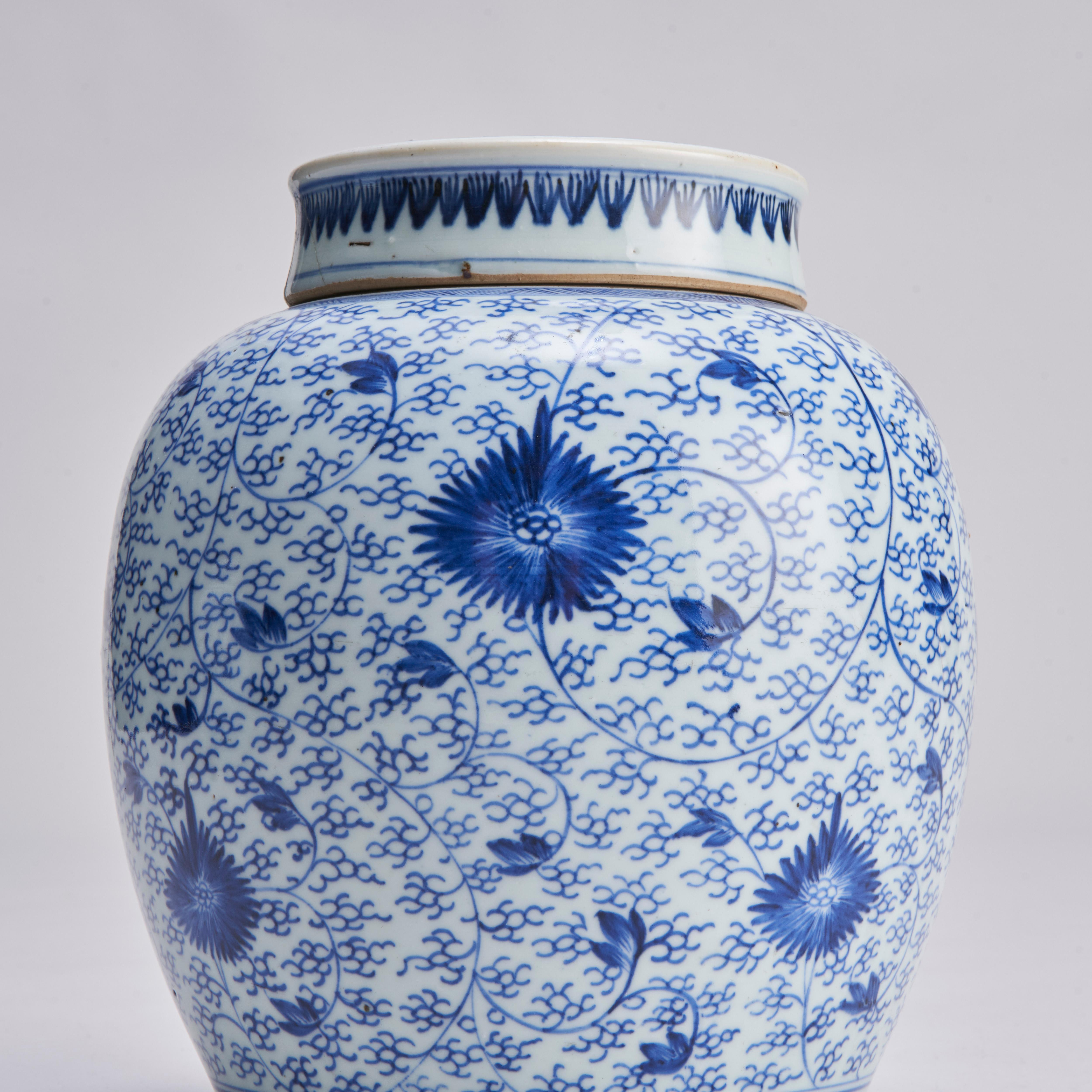 A pair of attractive, 18th C Chinese porcelain blue and white jars and covers For Sale 1