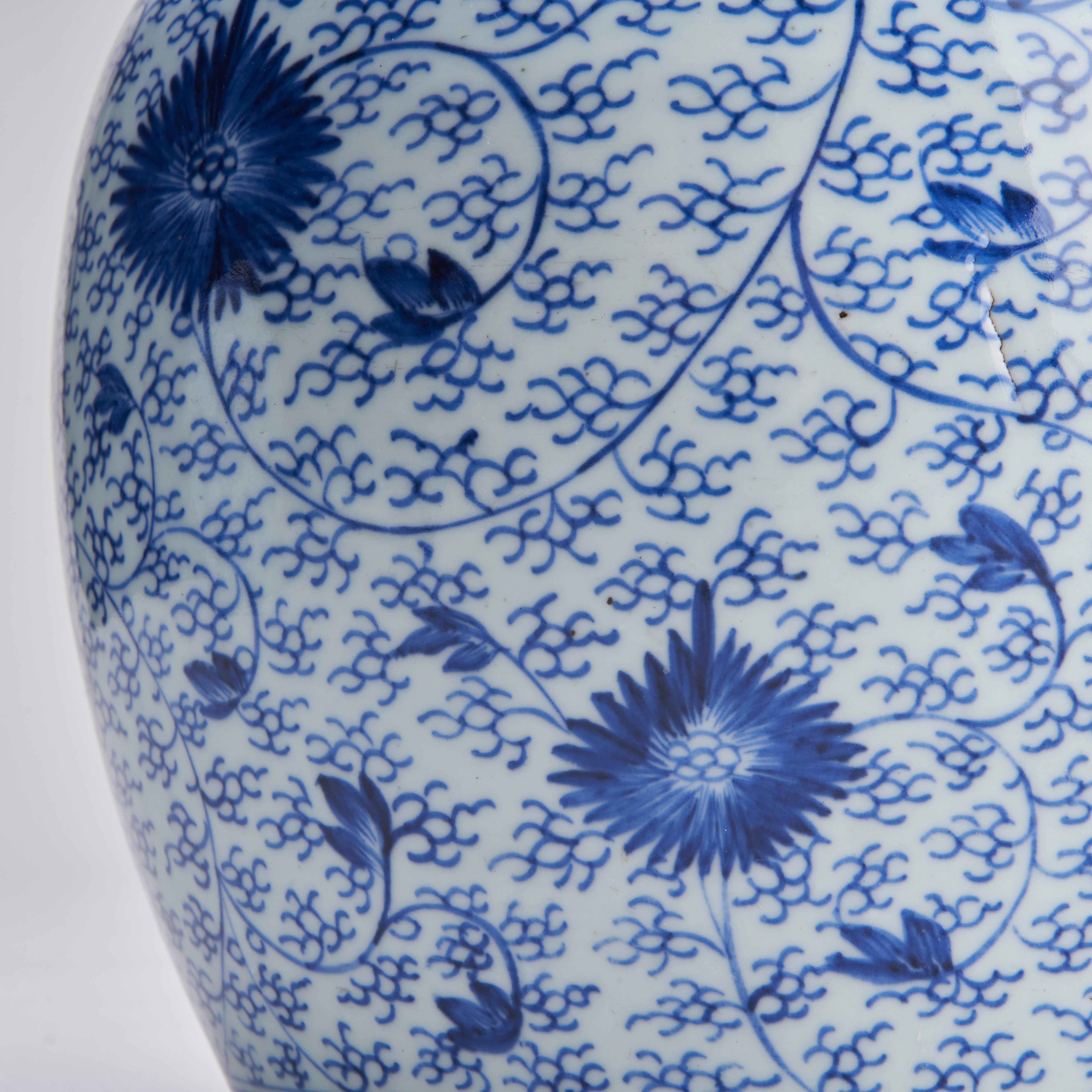 A pair of attractive, 18th C Chinese porcelain blue and white jars and covers For Sale 2