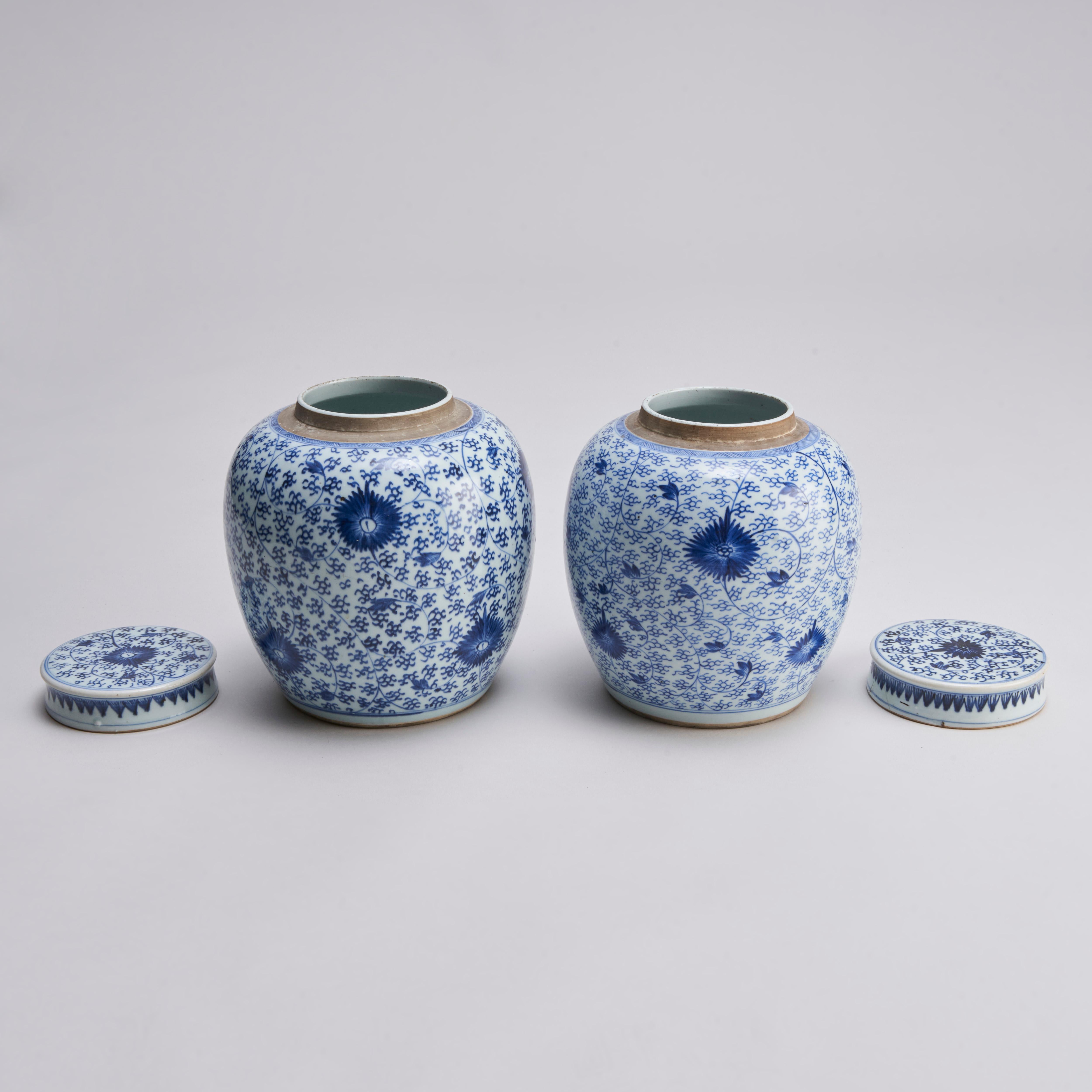 A pair of attractive, 18th C Chinese porcelain blue and white jars and covers For Sale 3